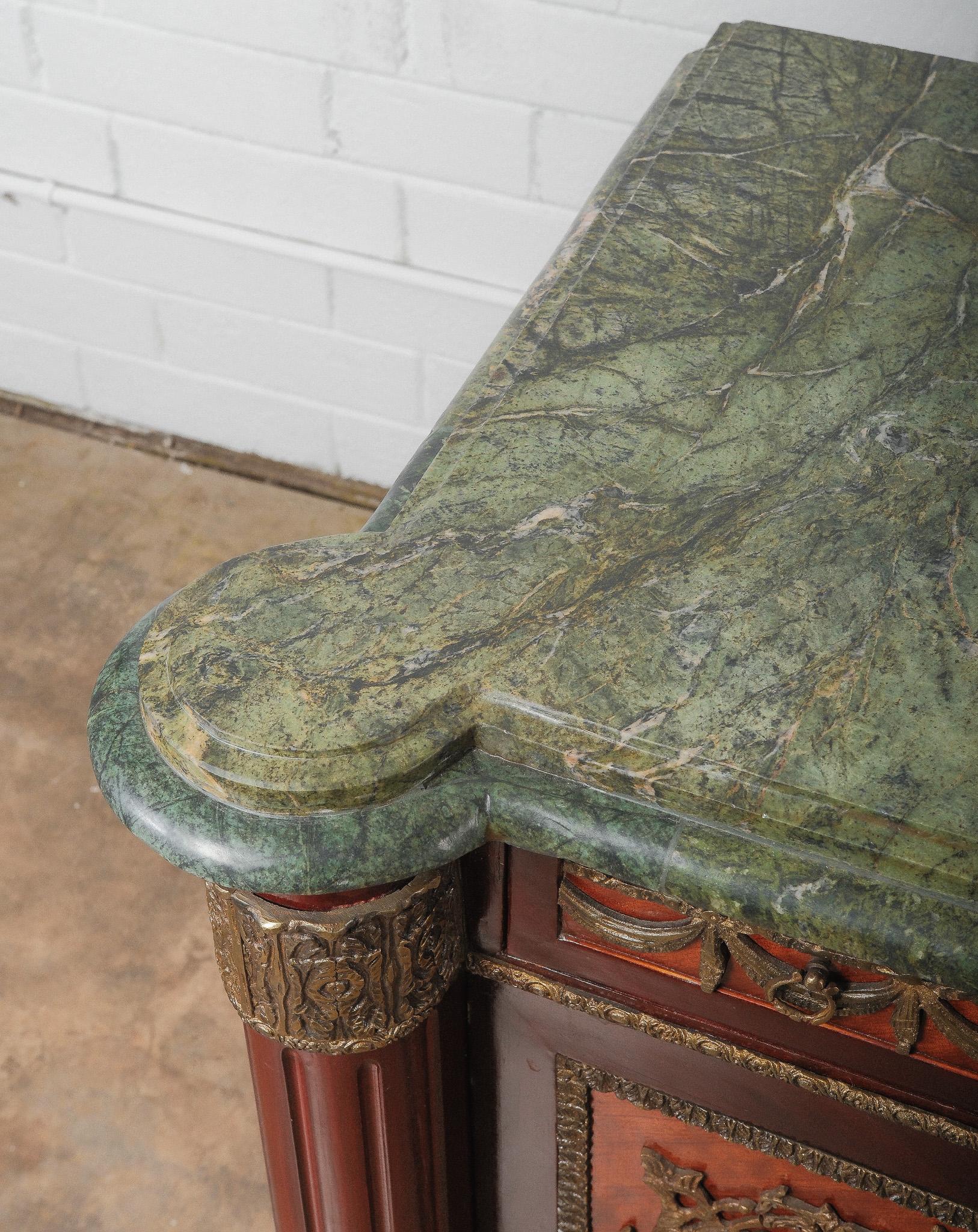 Marmo Credenza Impero francese del XIX secolo con montature in bronzo dorato e piano in marmo verde in vendita