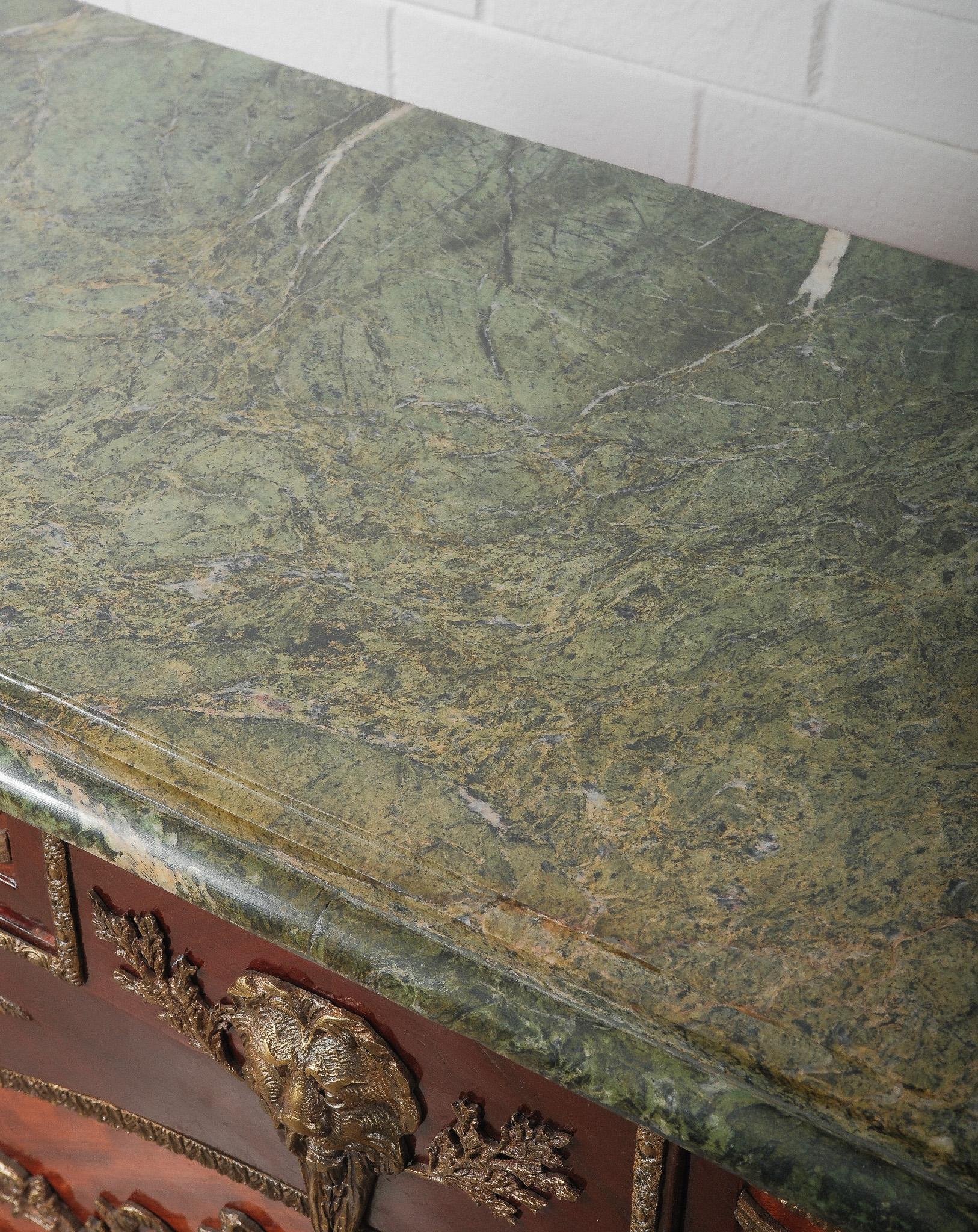 Credenza Impero francese del XIX secolo con montature in bronzo dorato e piano in marmo verde in vendita 1