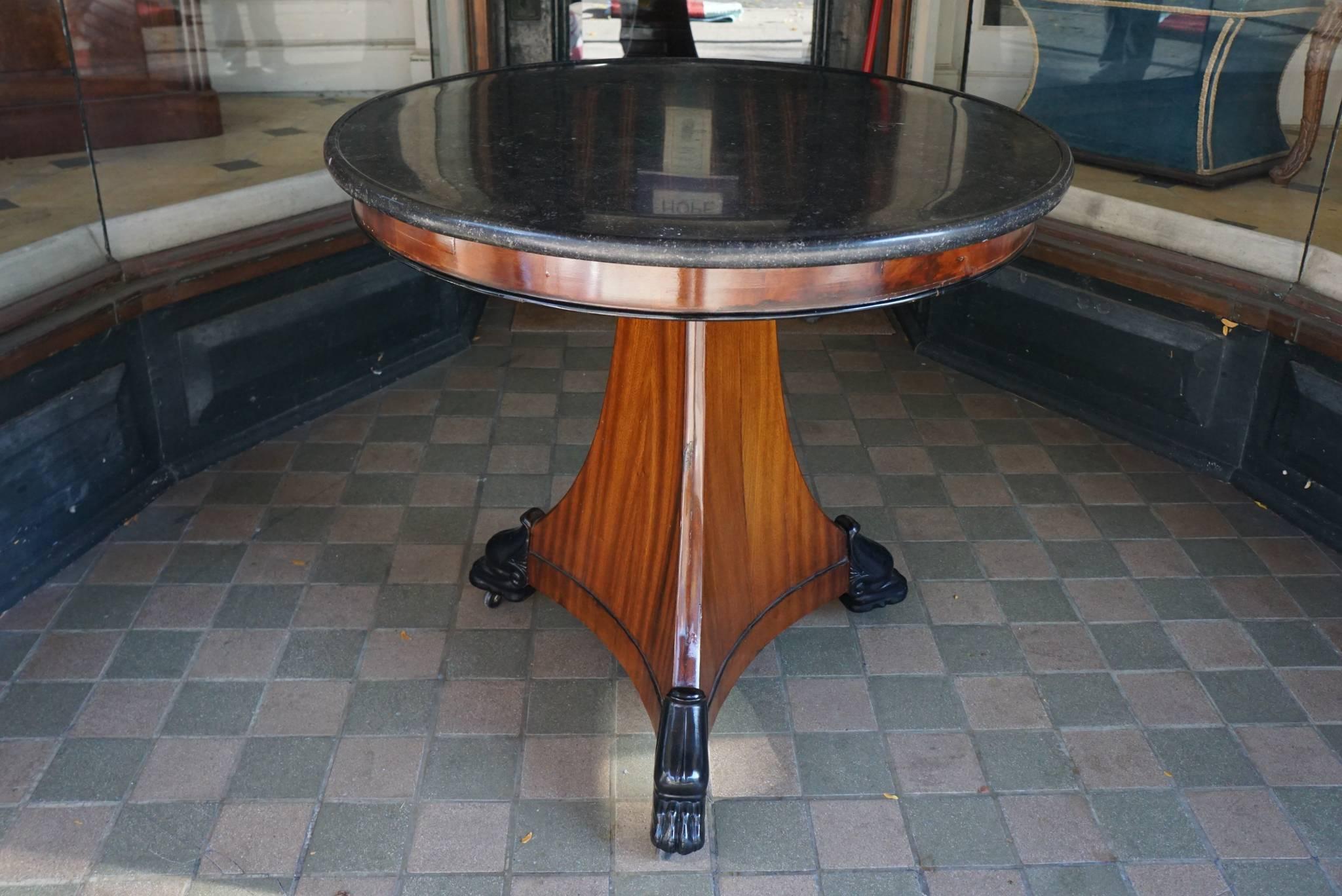 Dieser Empire-Tisch wurde um 1815 in Frankreich hergestellt, ist aus importiertem Mahagoni gefertigt und im antiken Stil gehalten. Dieses kleine Exemplar ist aus Mahagonifurnieren gefertigt und steht auf einem geschwungenen, dreieckigen Sockel, der