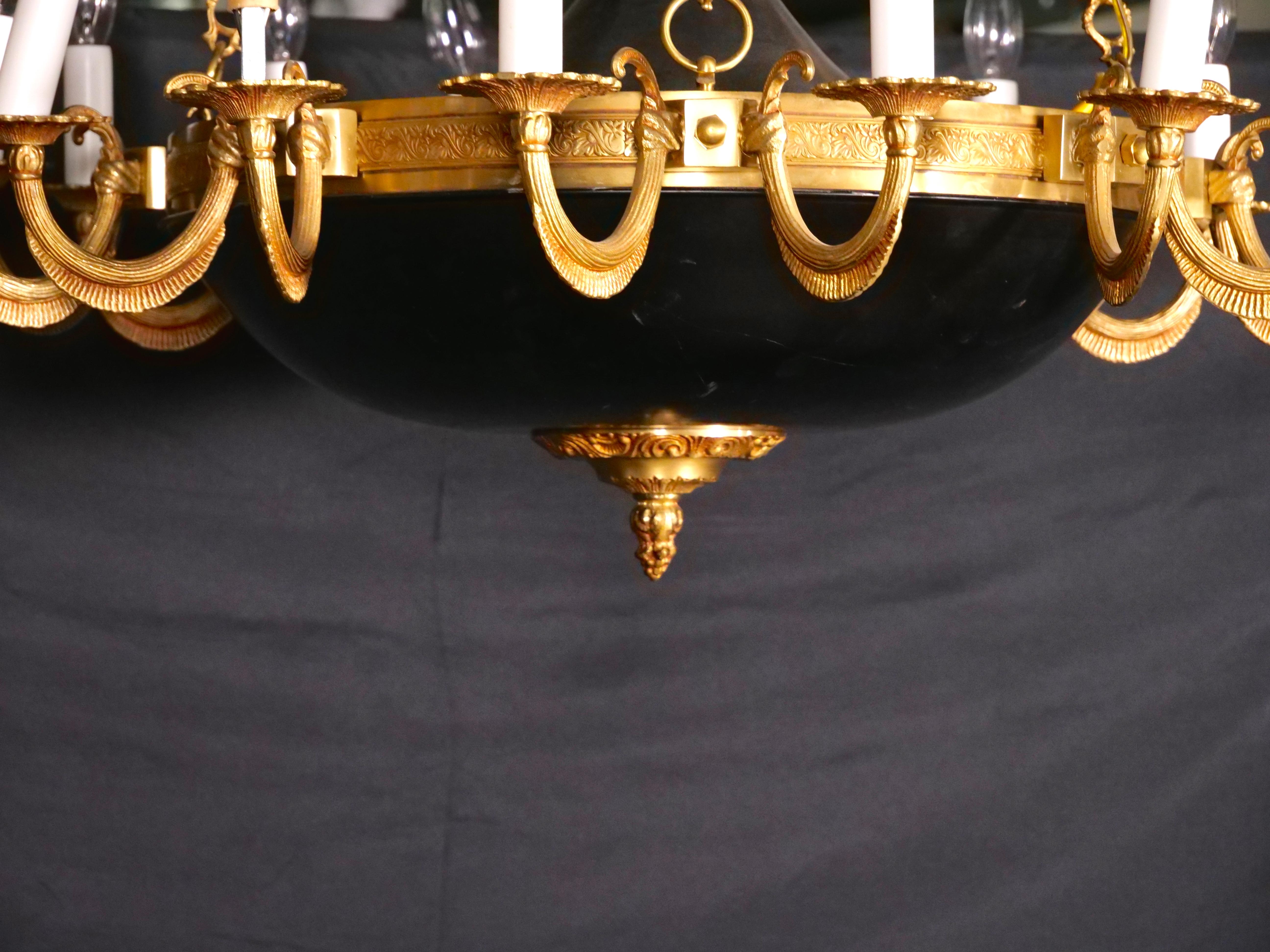 19. Jahrhundert Französisch Empire-Stil 24-Licht vergoldeter Bronze / patiniert Kronleuchter im Angebot 5