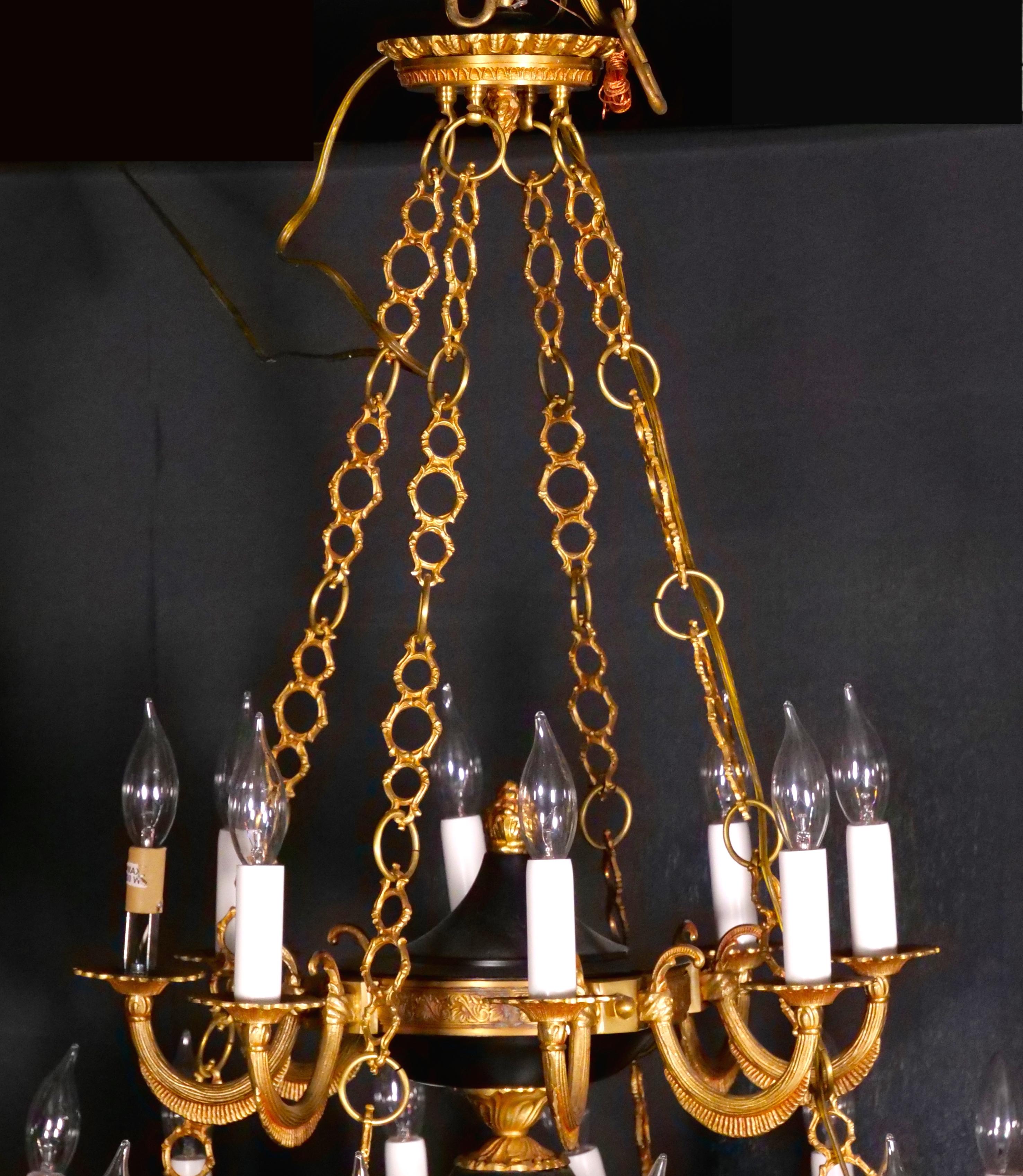 19. Jahrhundert Französisch Empire-Stil 24-Licht vergoldeter Bronze / patiniert Kronleuchter (Vergoldet) im Angebot