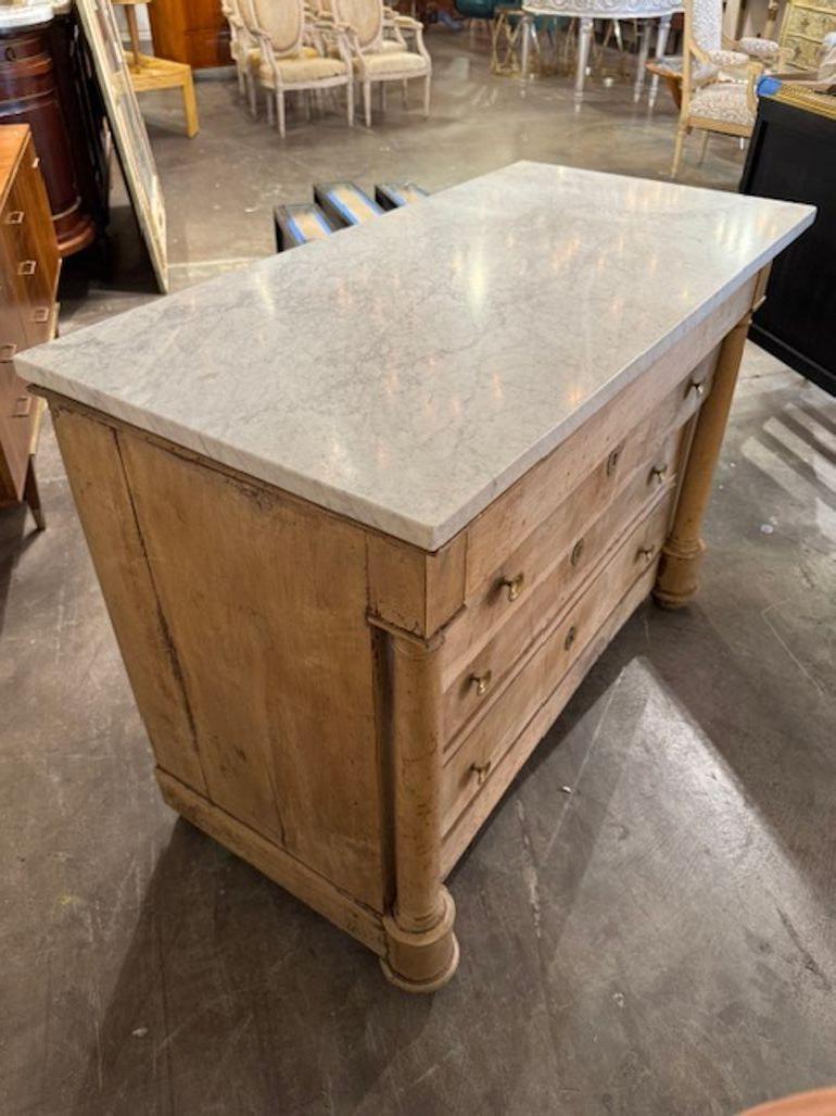 Esta cómoda de estilo Imperio francés del siglo XIX destila elegancia y sofisticación, con caoba blanqueada y encimera de mármol El acabado blanqueado le confiere un aspecto atemporal y clásico, perfecto para añadir un toque de lujo a cualquier