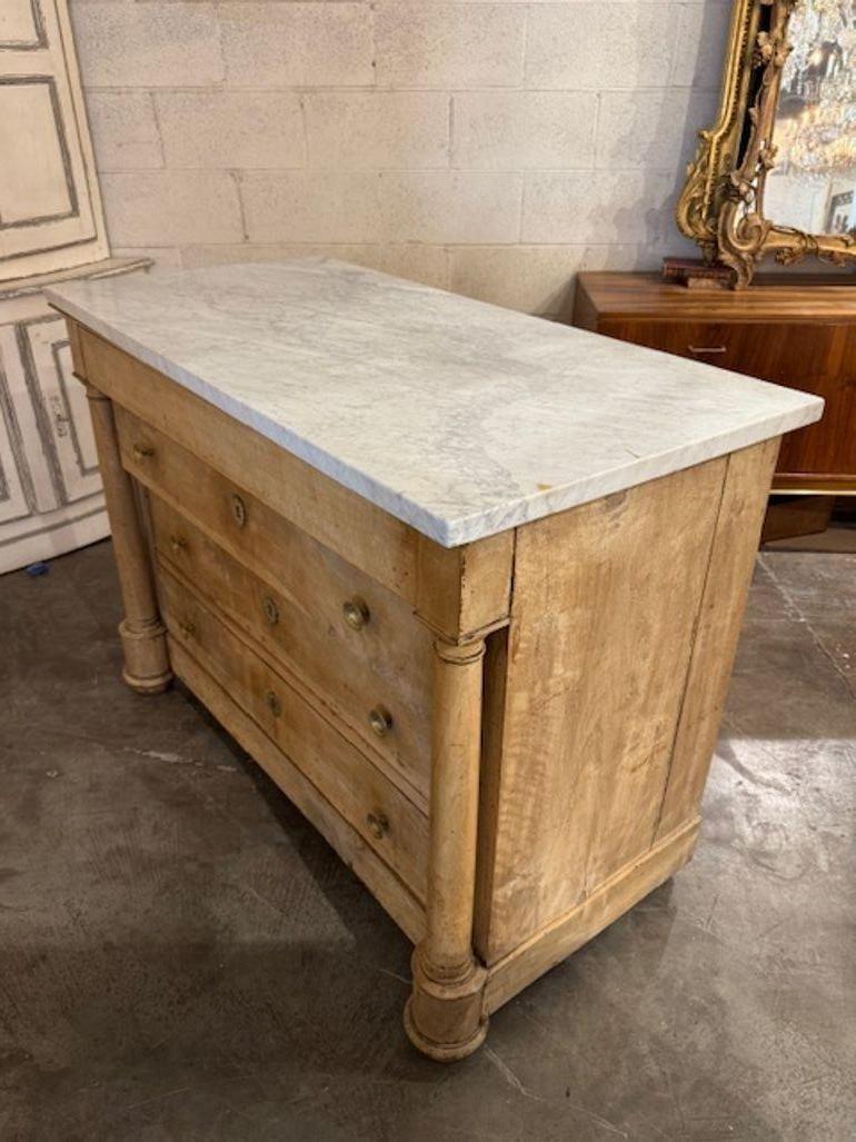 Cómoda Blanqueada de Estilo Imperio Francés del Siglo XIX con Tapa de Mármol en Bueno estado para la venta en Dallas, TX