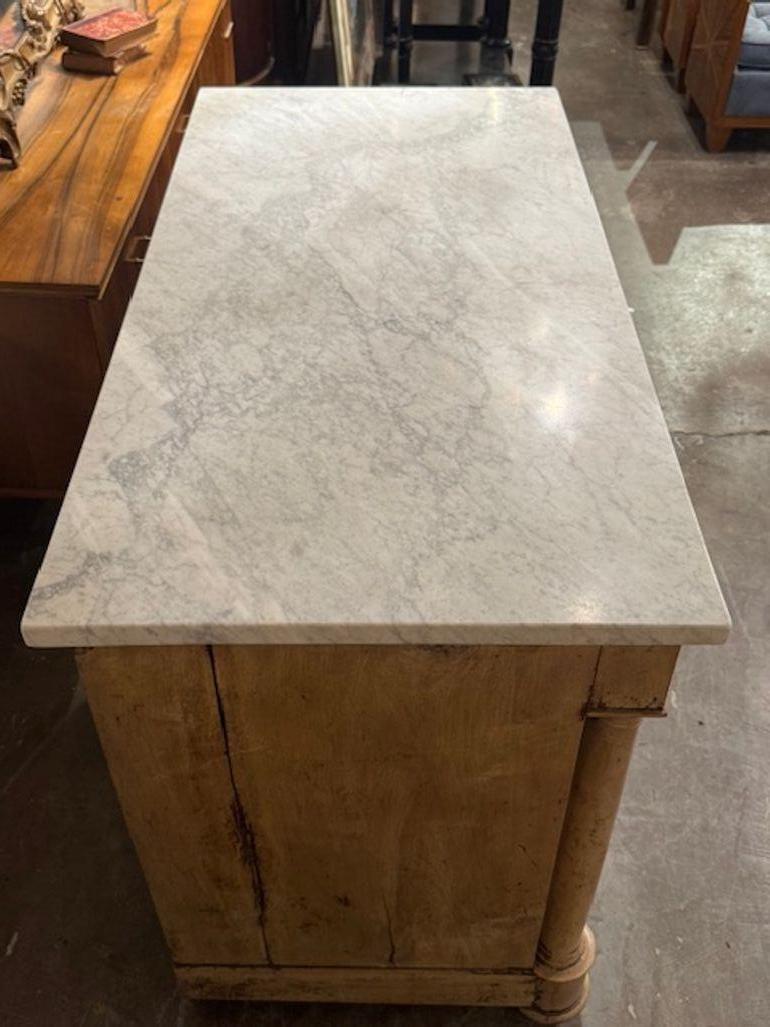 Cómoda Blanqueada de Estilo Imperio Francés del Siglo XIX con Tapa de Mármol siglo XIX en venta