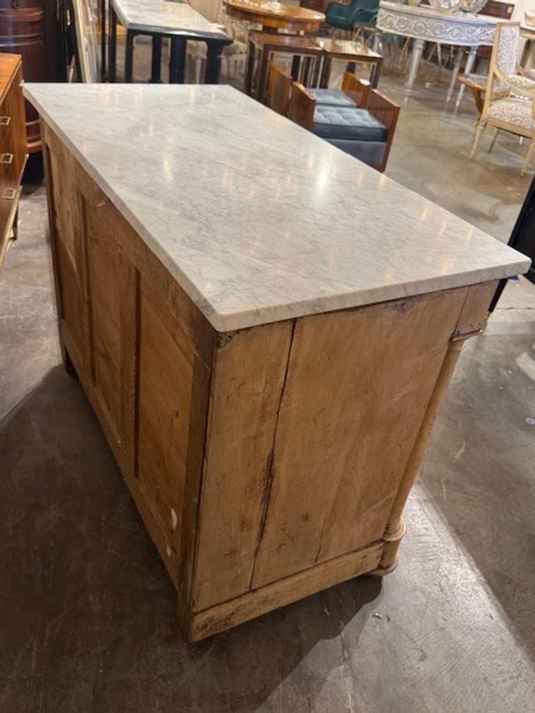 Cómoda Blanqueada de Estilo Imperio Francés del Siglo XIX con Tapa de Mármol Mármol de Carrara en venta