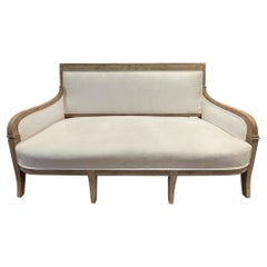 Canapé de style Empire français du 19e siècle en noyer blanchi et retapissé