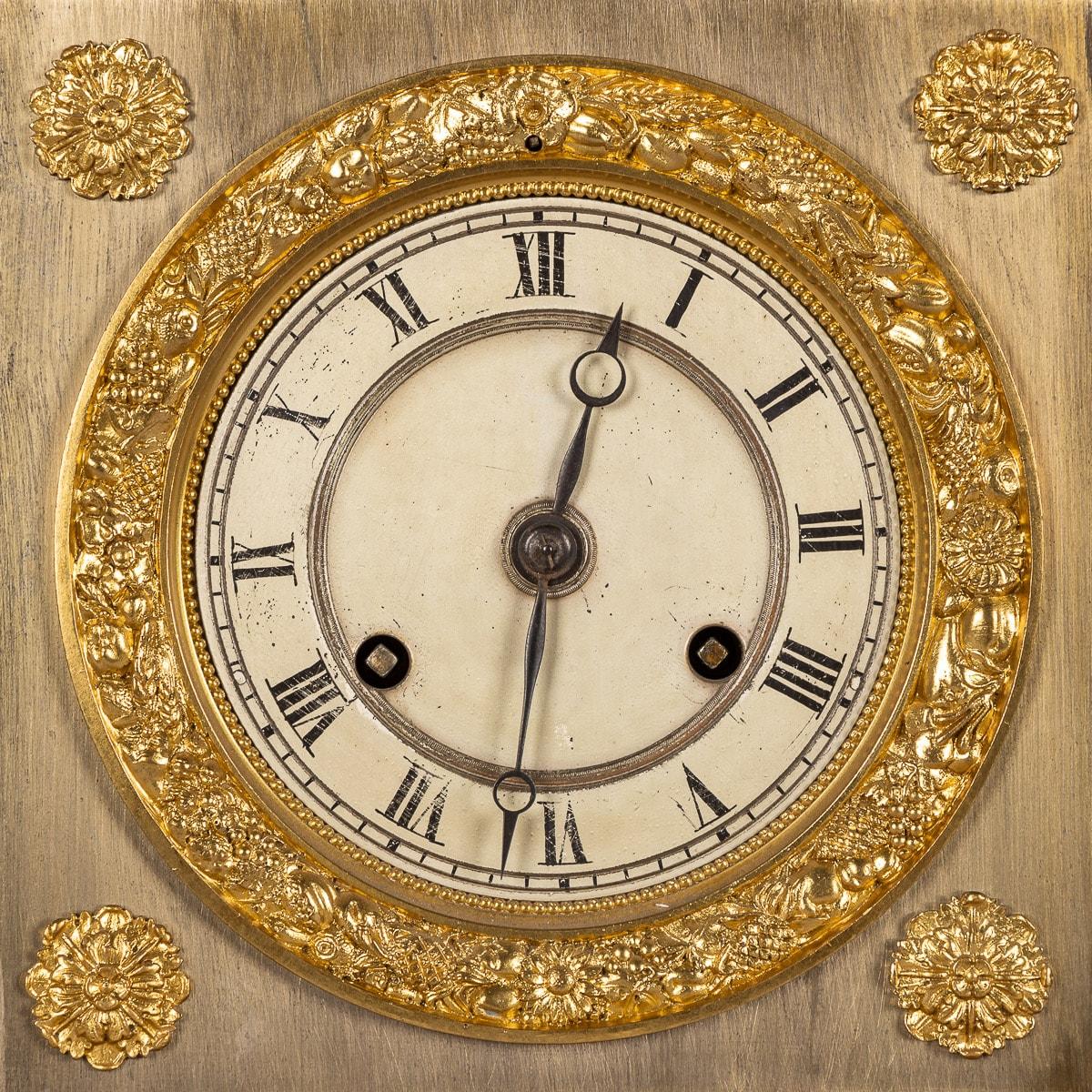 Horloge de cheminée en bronze de style Empire français du XIXe siècle, vers 1870 en vente 12