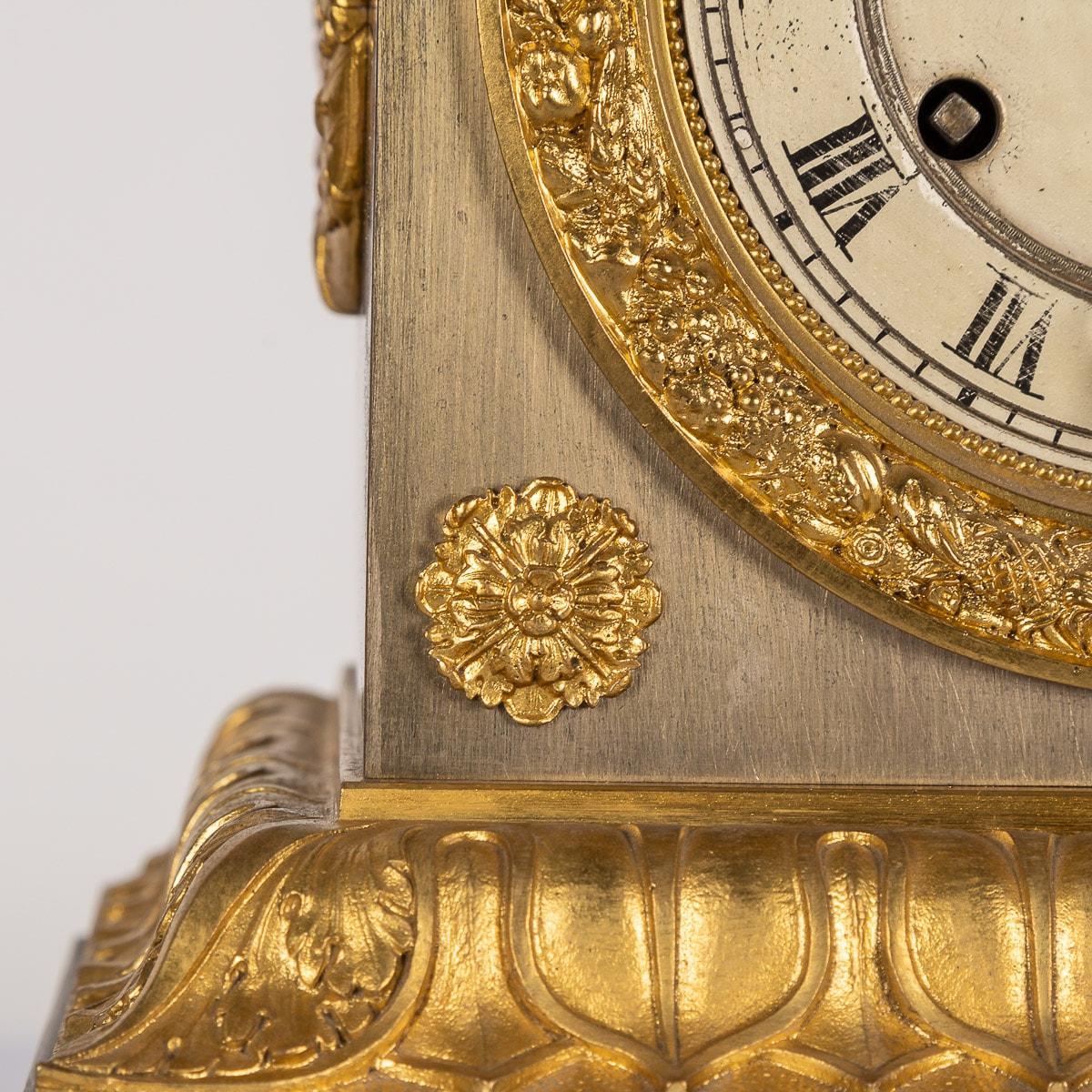 Horloge de cheminée en bronze de style Empire français du XIXe siècle, vers 1870 en vente 14