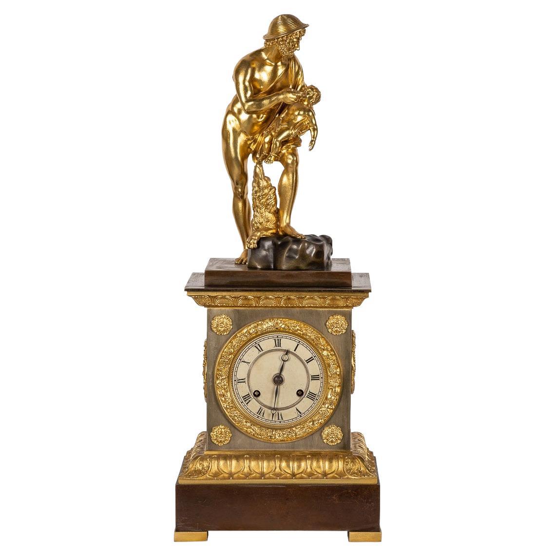 Horloge de cheminée en bronze de style Empire français du XIXe siècle, vers 1870 en vente