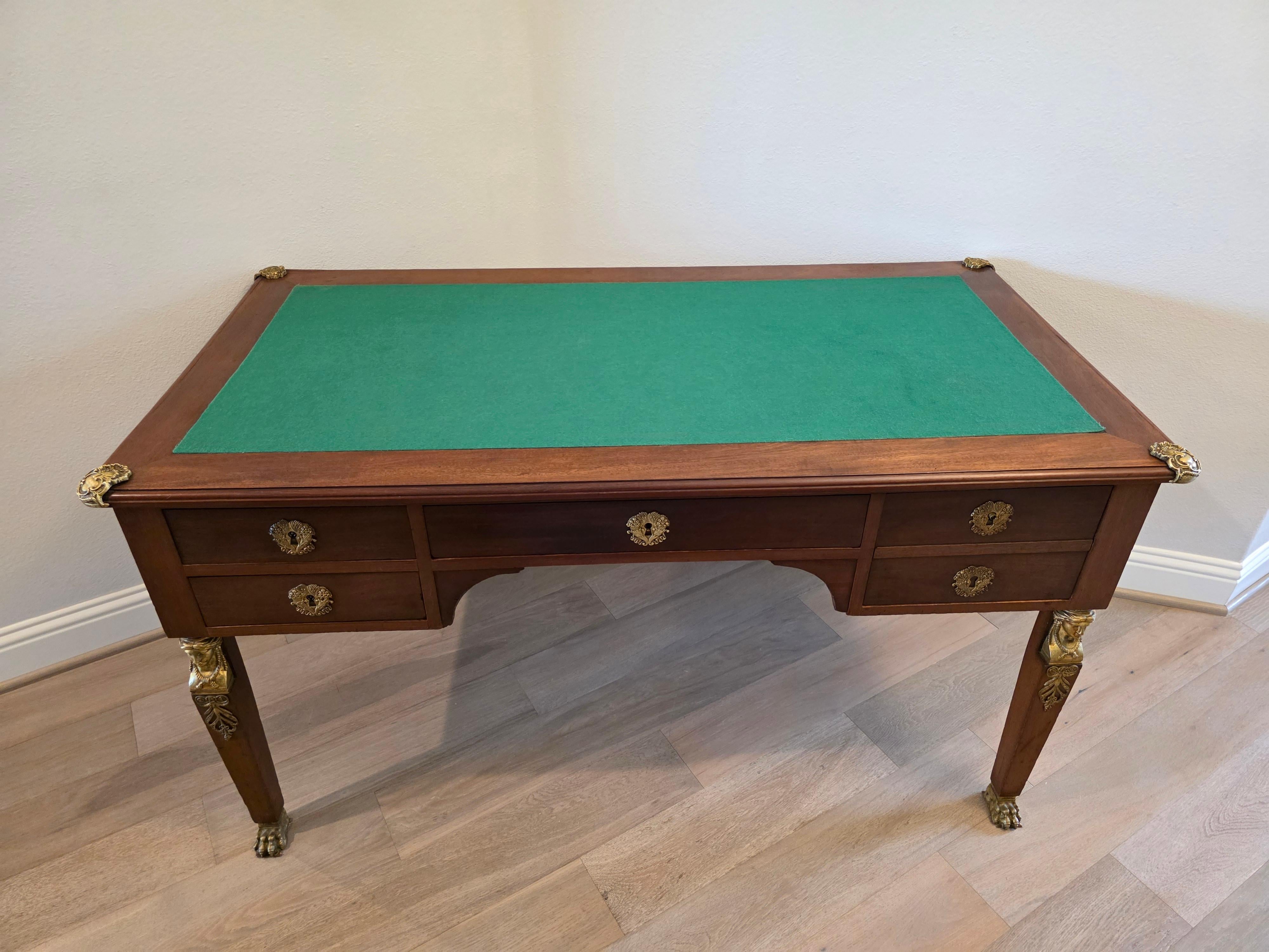 Bellissimo scrittoio francese in bronzo dorato montato su legno misto con una patina scura e calda.  circa 1880

Francia, fine del XIX secolo, alta qualità
La lavorazione artigianale e la costruzione in legno massiccio, eseguite in stile Neoclassico