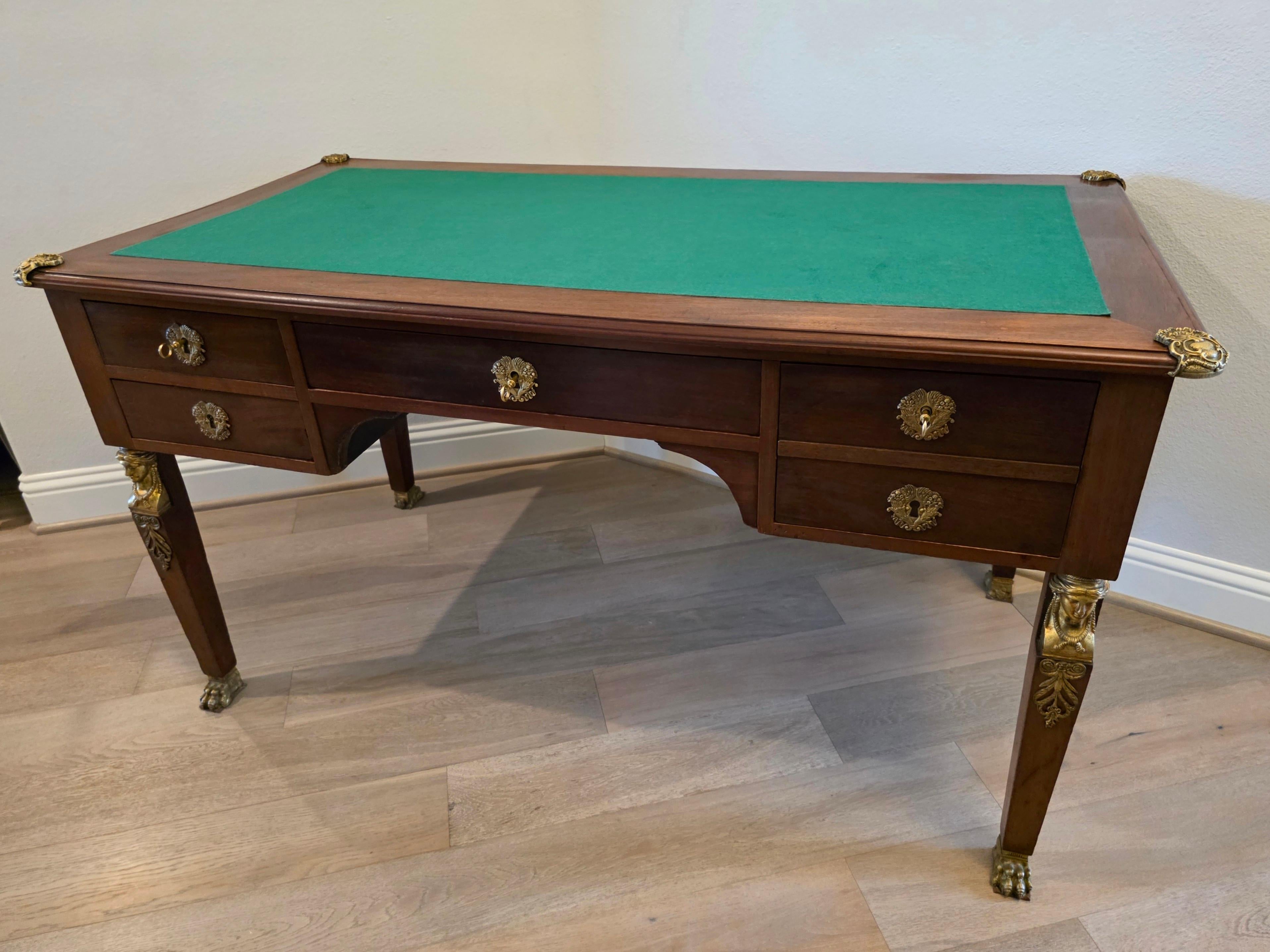 Intagliato a mano Scrivania in stile impero francese del XIX secolo con montatura in bronzo in vendita