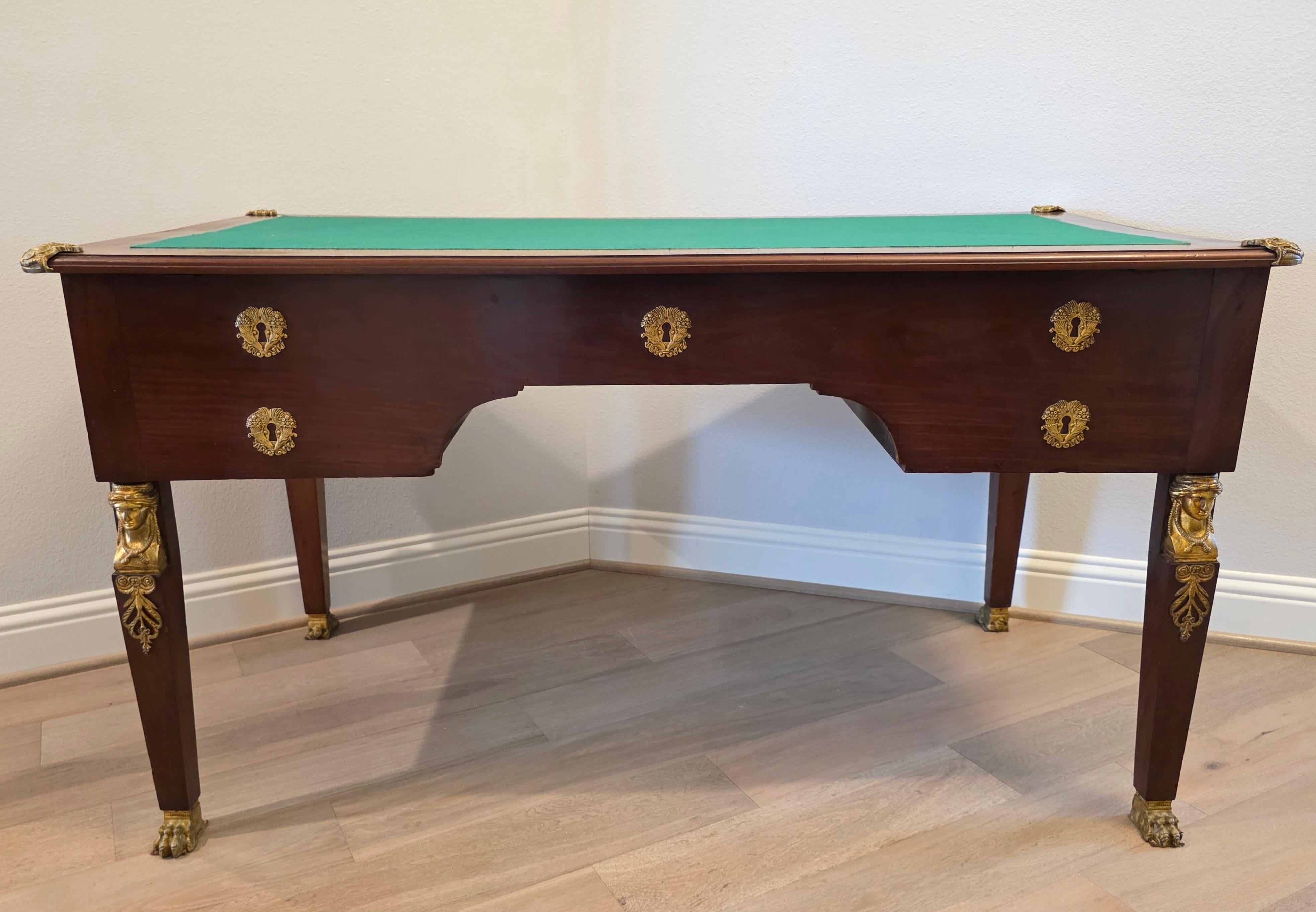 Scrivania in stile impero francese del XIX secolo con montatura in bronzo in vendita 1