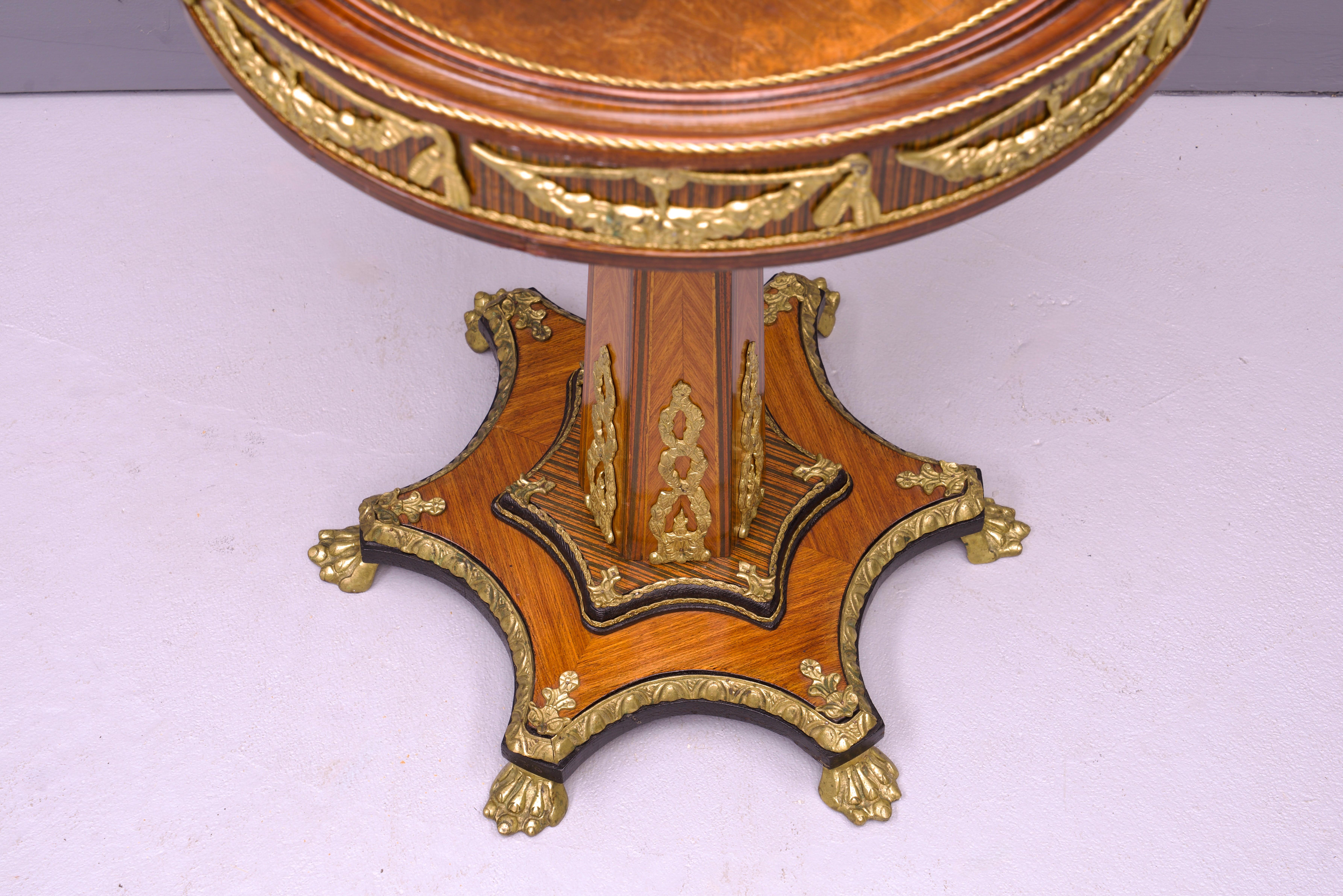 Centre de table à fleurs de style Empire français du 19e siècle Abîmé - En vente à Hyattsville, MD