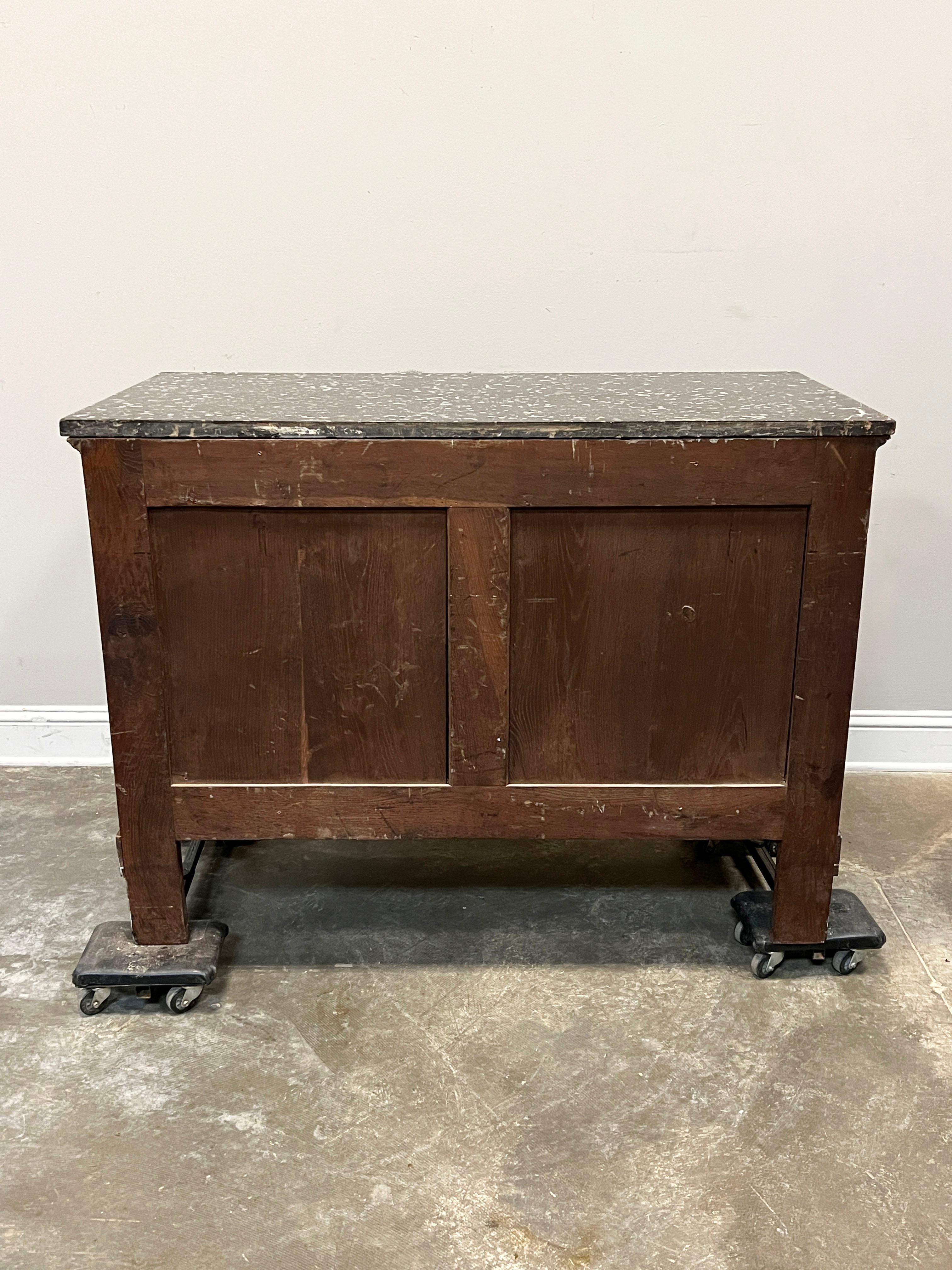 Commode in stile impero francese del XIX secolo con piano in marmo in vendita 4