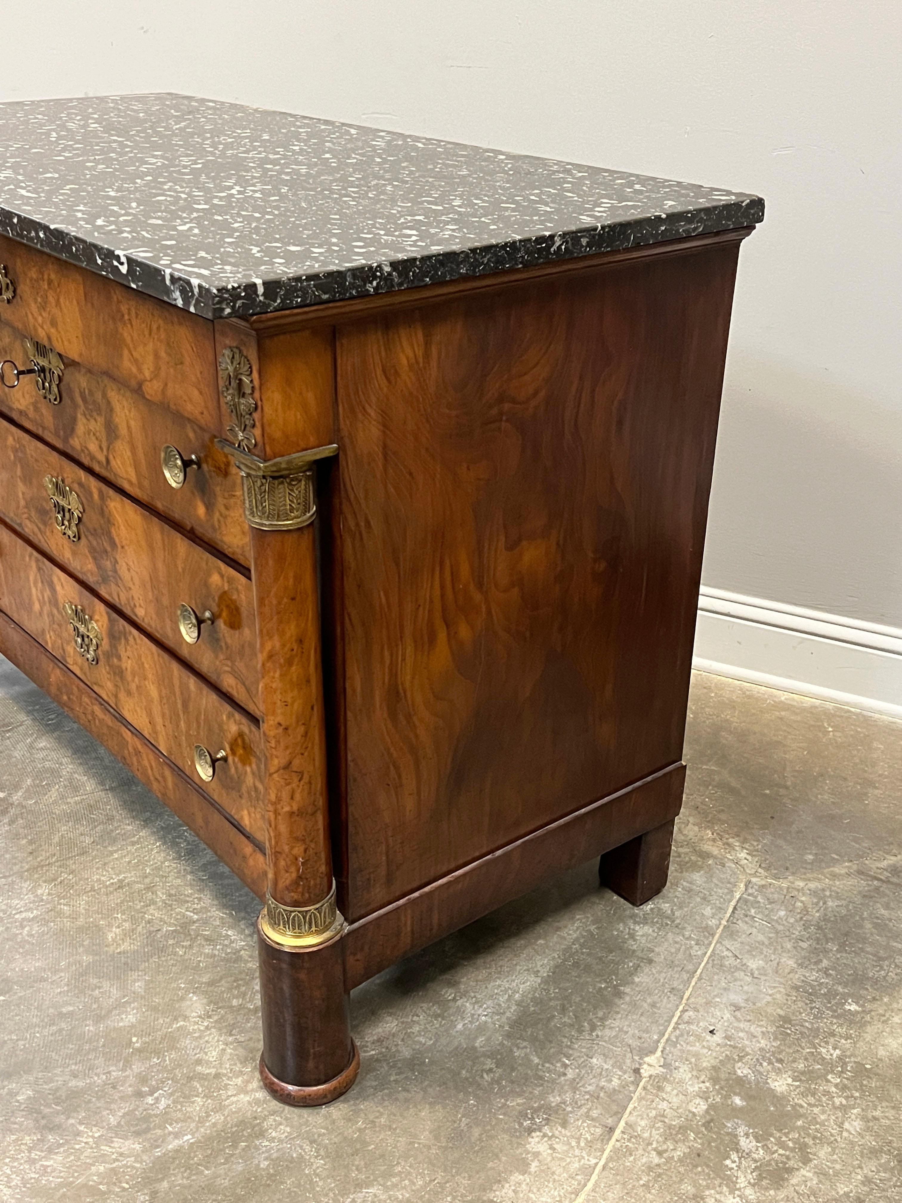 Francese Commode in stile impero francese del XIX secolo con piano in marmo in vendita