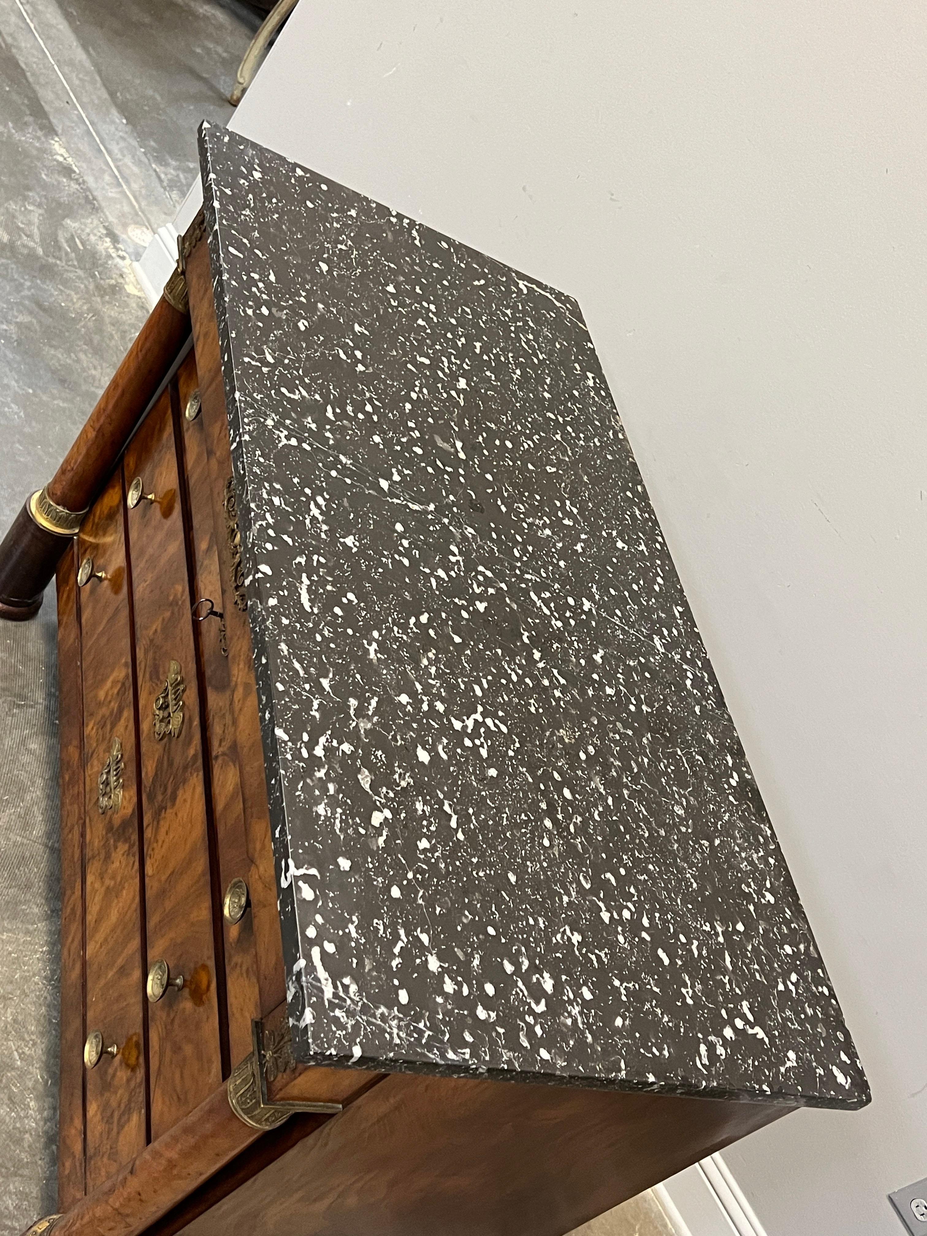 Fatto a mano Commode in stile impero francese del XIX secolo con piano in marmo in vendita