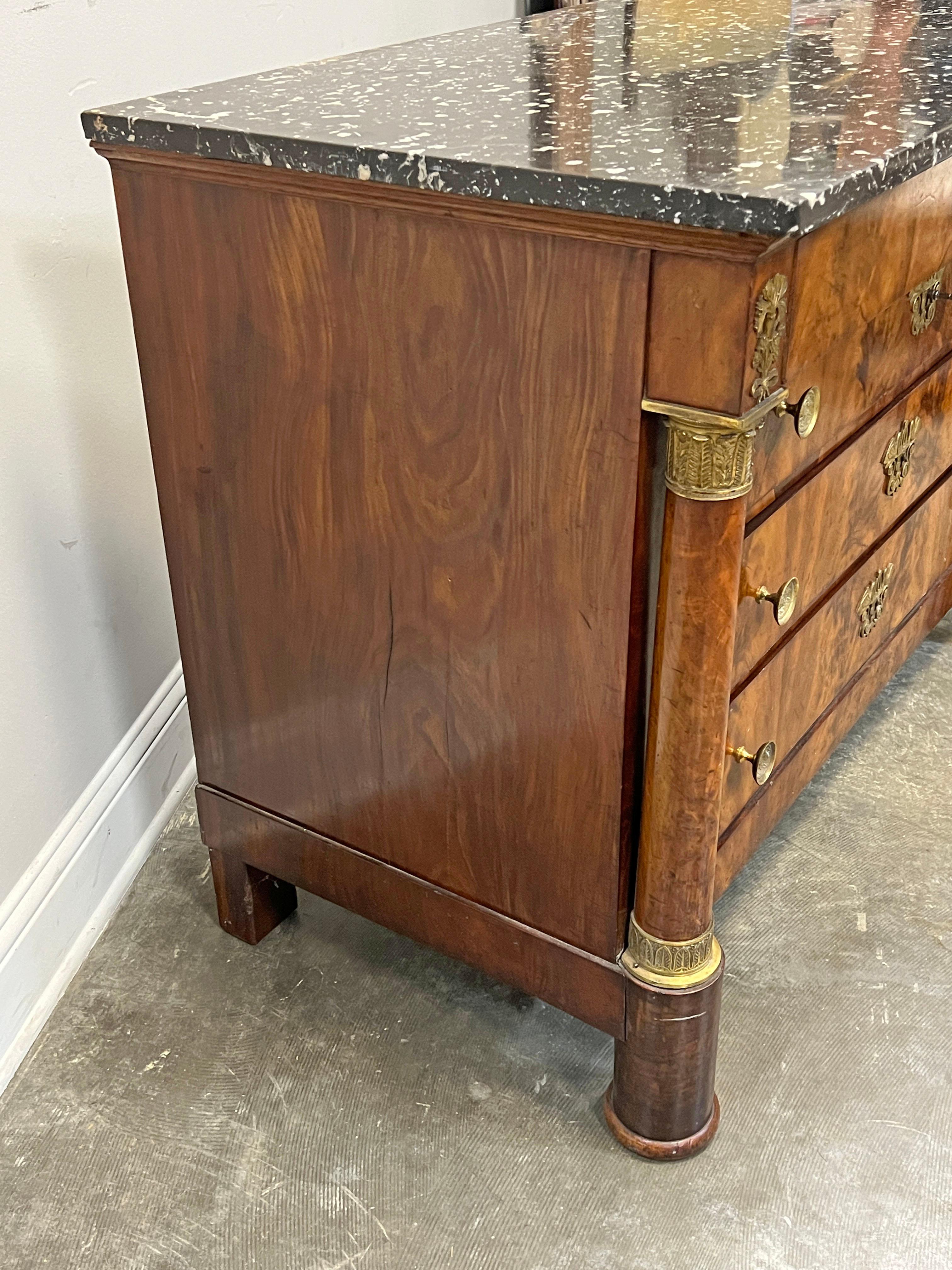 Commode in stile impero francese del XIX secolo con piano in marmo In condizioni buone in vendita a Houston, US