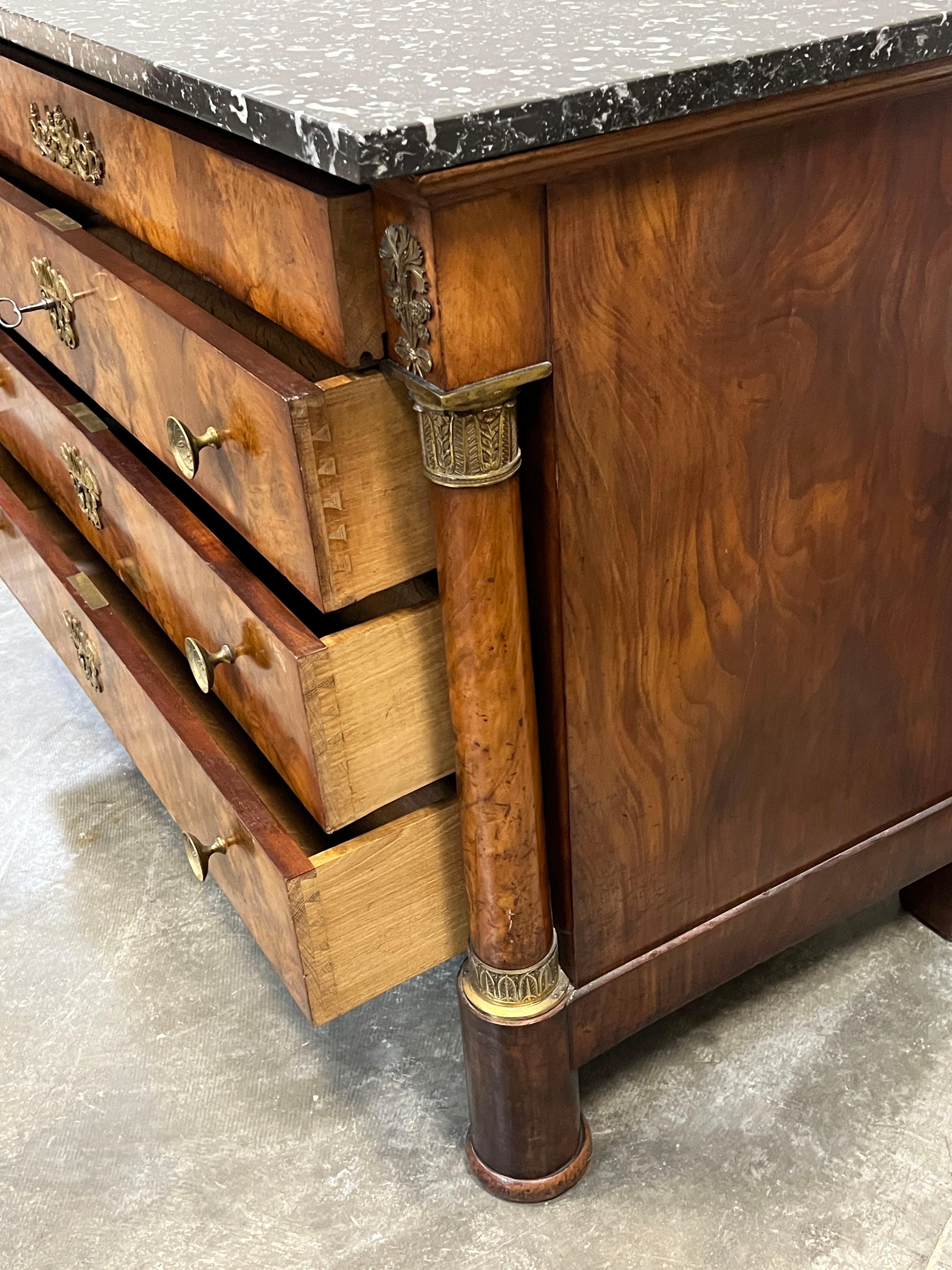 Ottone Commode in stile impero francese del XIX secolo con piano in marmo in vendita