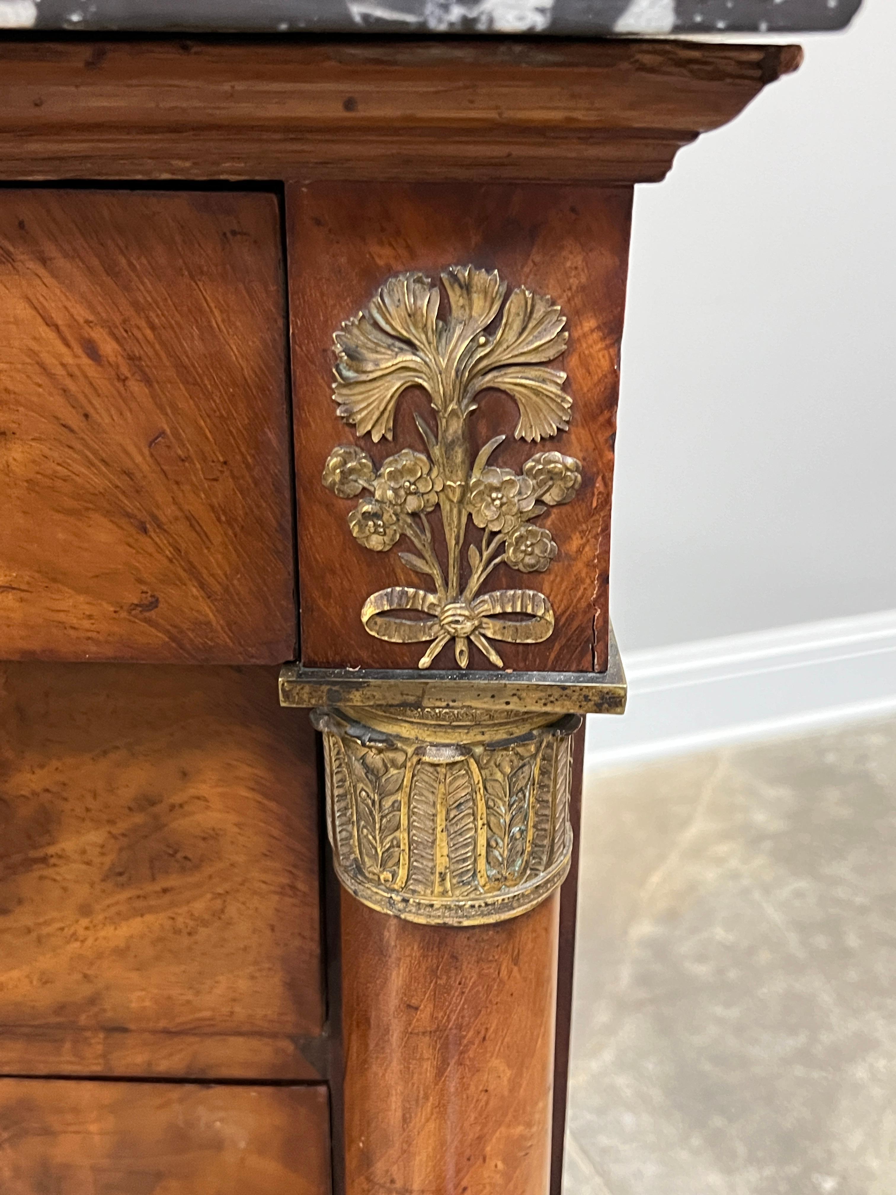 Commode in stile impero francese del XIX secolo con piano in marmo in vendita 1