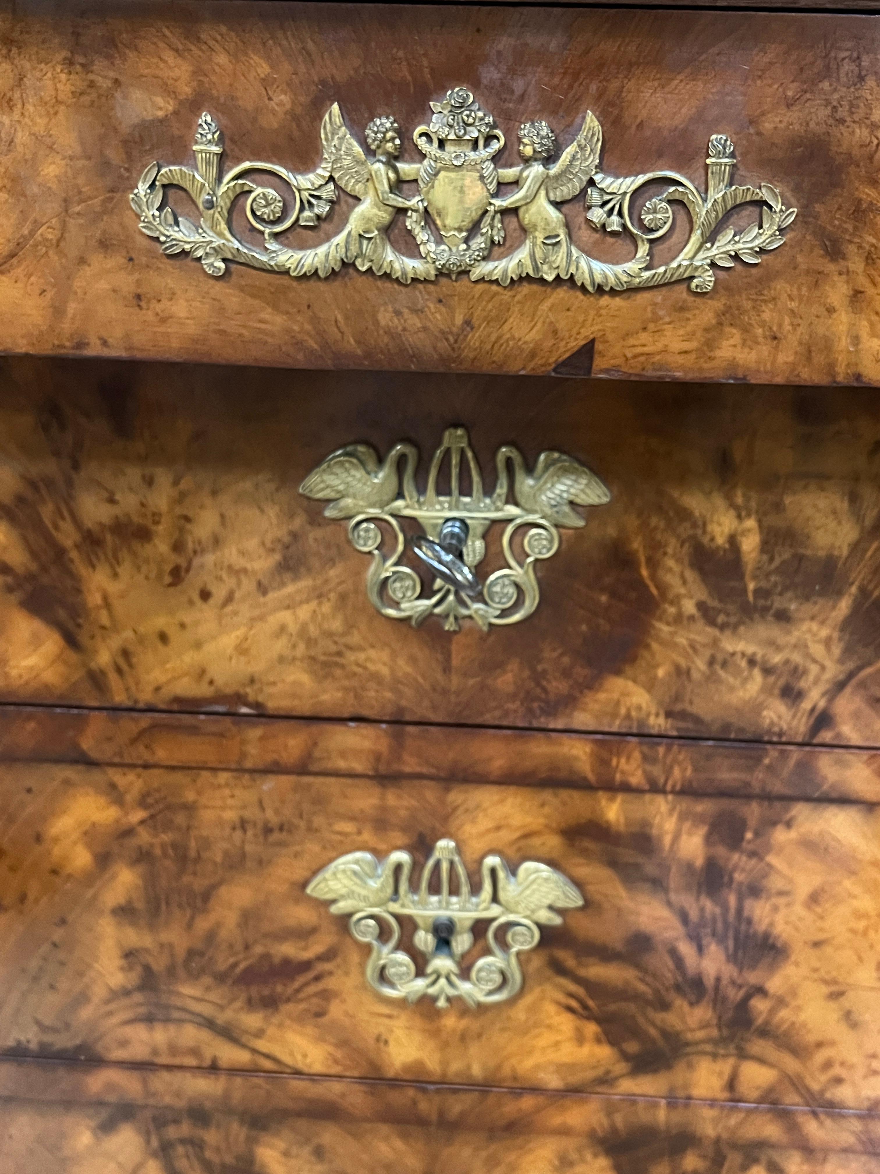Commode in stile impero francese del XIX secolo con piano in marmo in vendita 2