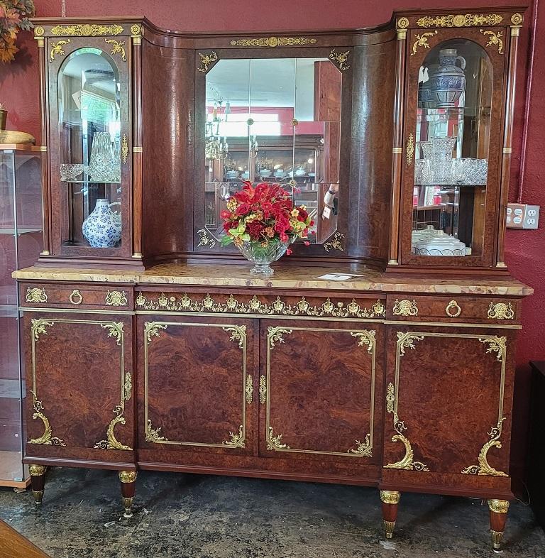 PRESENTE un extraordinaire, important et unique buffet/vitrine de style Empire français du 19ème siècle par AME Fournier.

Les pièces d'A&M. Fournier sont EXTRÊMEMENT RARES et pratiquement impossibles à trouver, alors avoir découvert cette pièce est