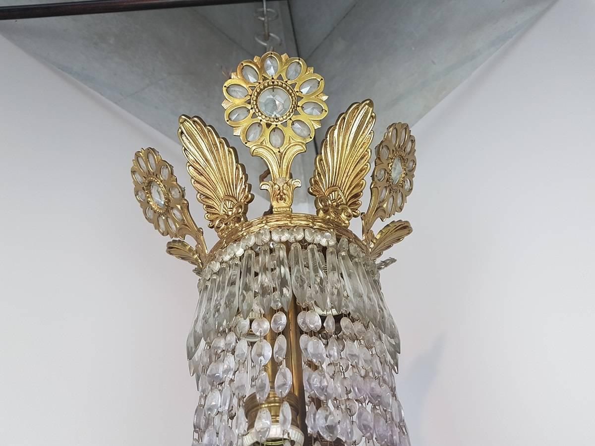 Beautiful and refined French Empire style ending 19th century chandelier 19 lights of which n the outer circumference and internally illuminate the stem, called a hot-air balloon for its typical shape. In gilded bronze and completely covered drops