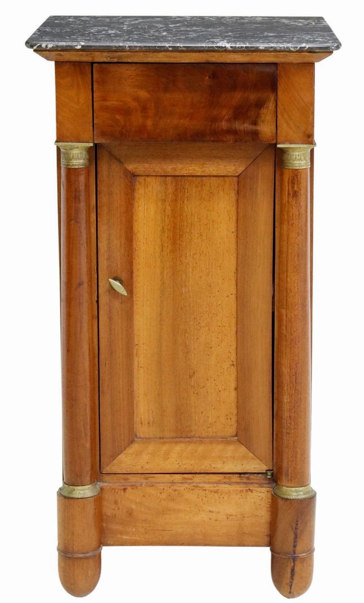 Mahagoni-Nachttischschrank im französischen Empire-Stil des 19. Jahrhunderts  (Französisch) im Angebot