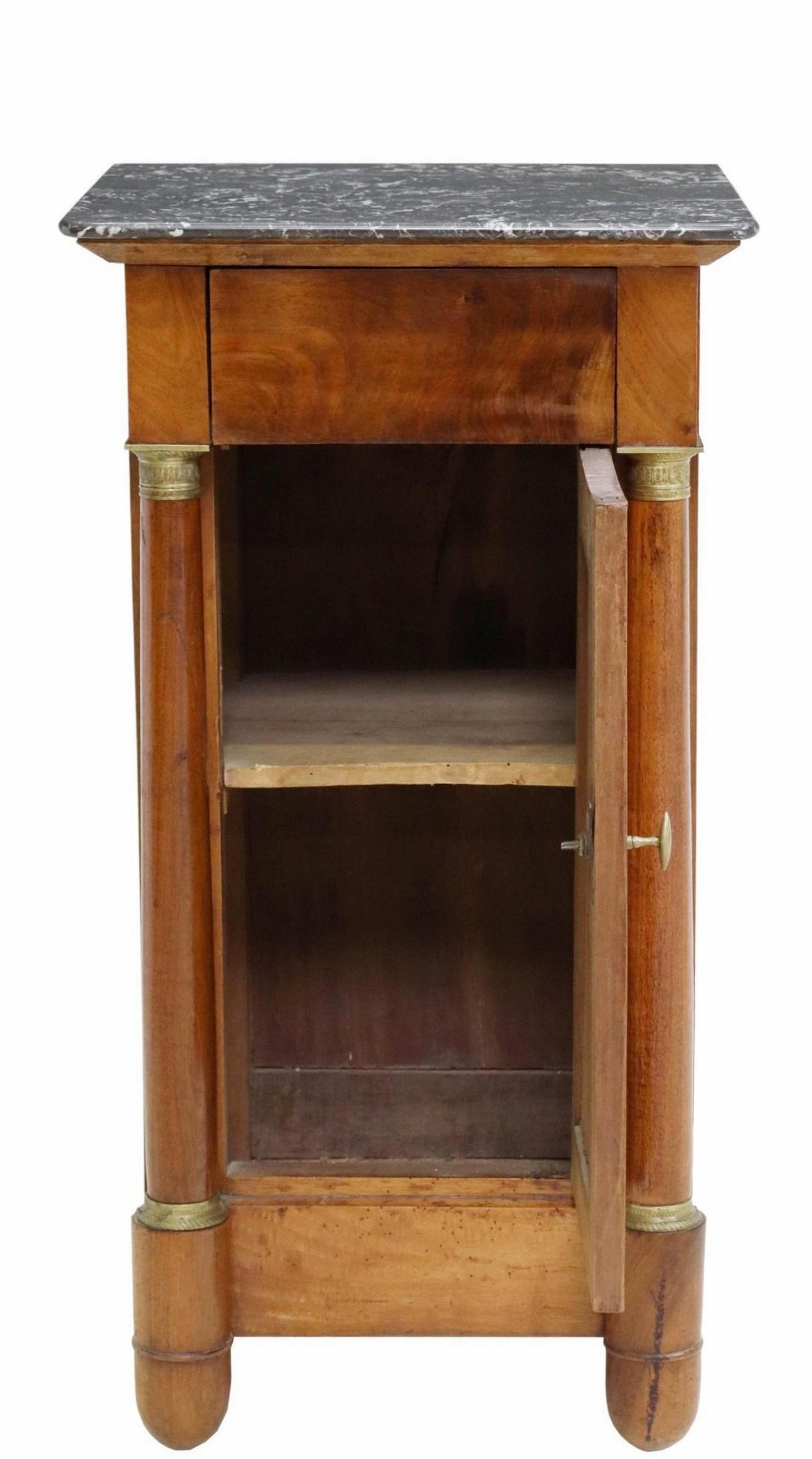 Mahagoni-Nachttischschrank im französischen Empire-Stil des 19. Jahrhunderts  (Handgefertigt) im Angebot