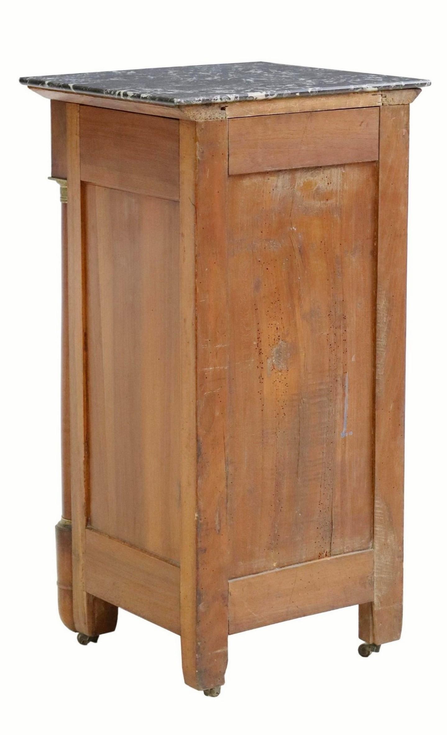 Mahagoni-Nachttischschrank im französischen Empire-Stil des 19. Jahrhunderts  im Angebot 2