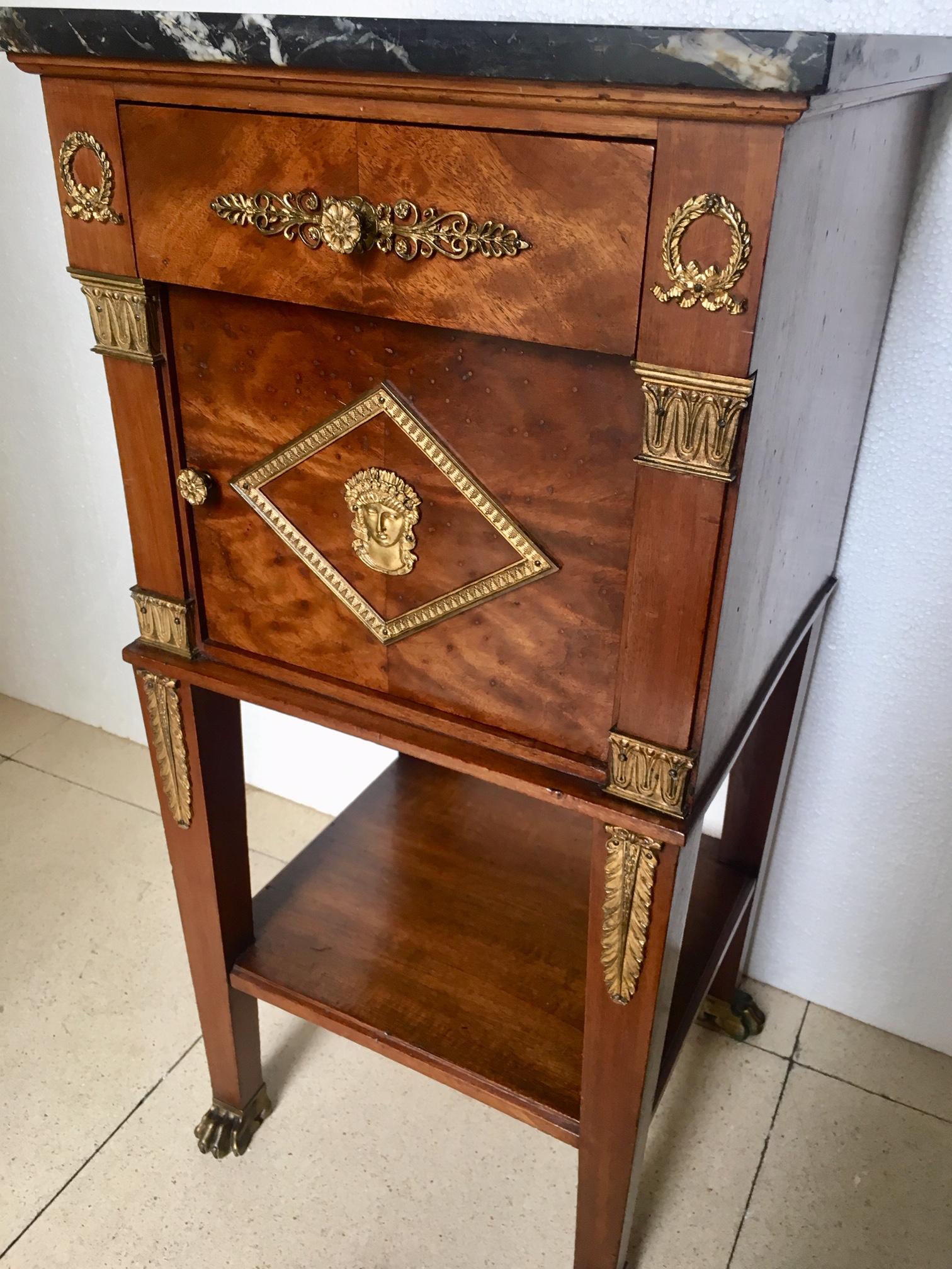 19th Century French Empire Style Walnut Nightstand Side Table In Good Condition For Sale In Madrid, ES