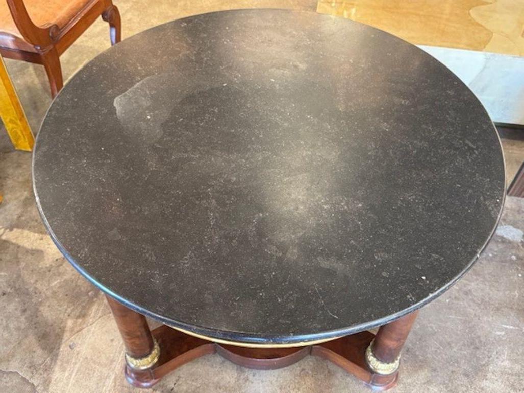 Français Table en acajou de style Empire français du XIXe siècle avec plateau en marbre en vente