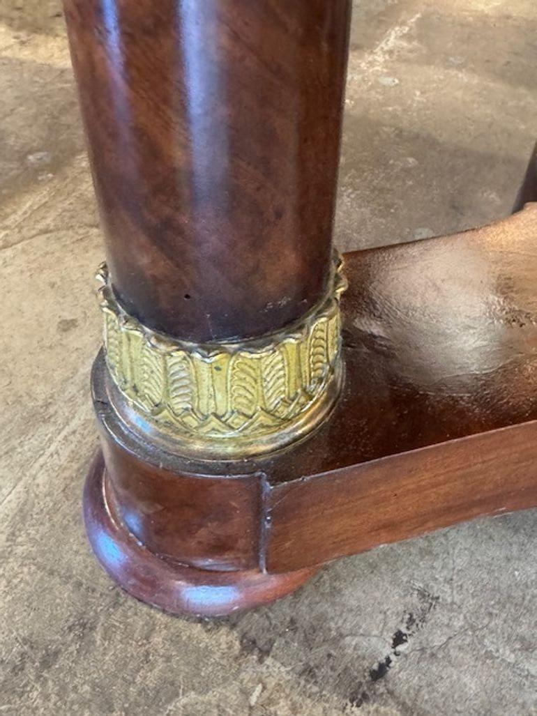 Laiton Table en acajou de style Empire français du XIXe siècle avec plateau en marbre en vente
