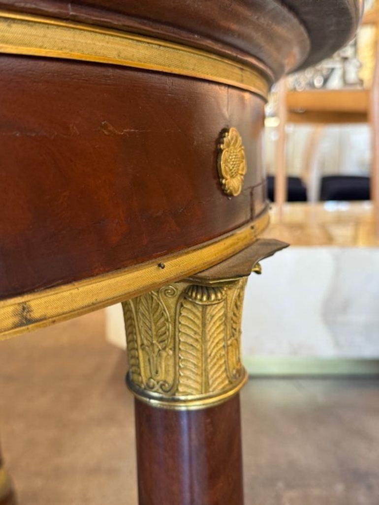 Table en acajou de style Empire français du XIXe siècle avec plateau en marbre en vente 1
