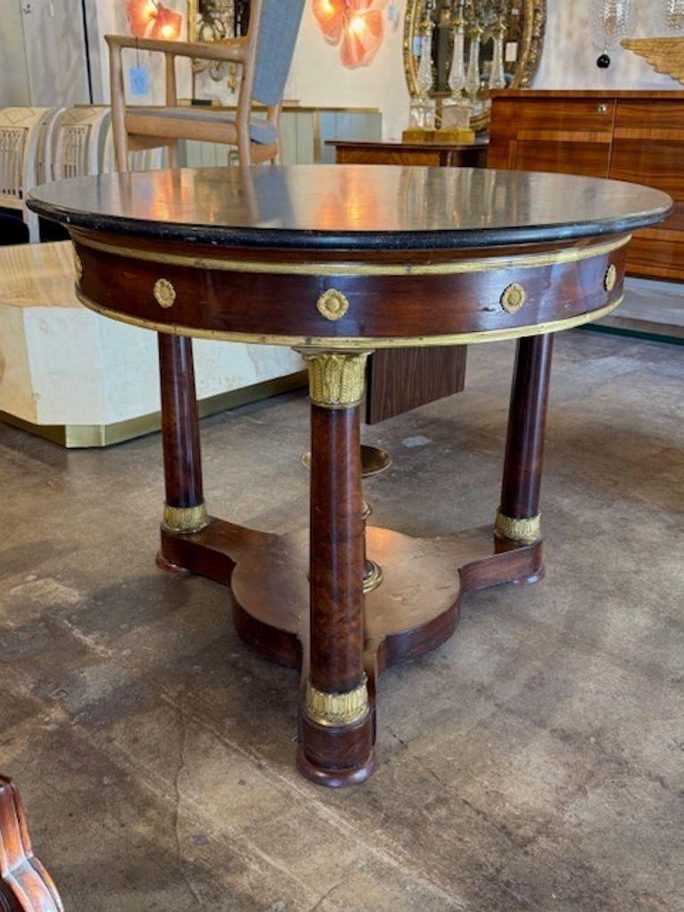 Table en acajou de style Empire français du XIXe siècle avec plateau en marbre en vente 2