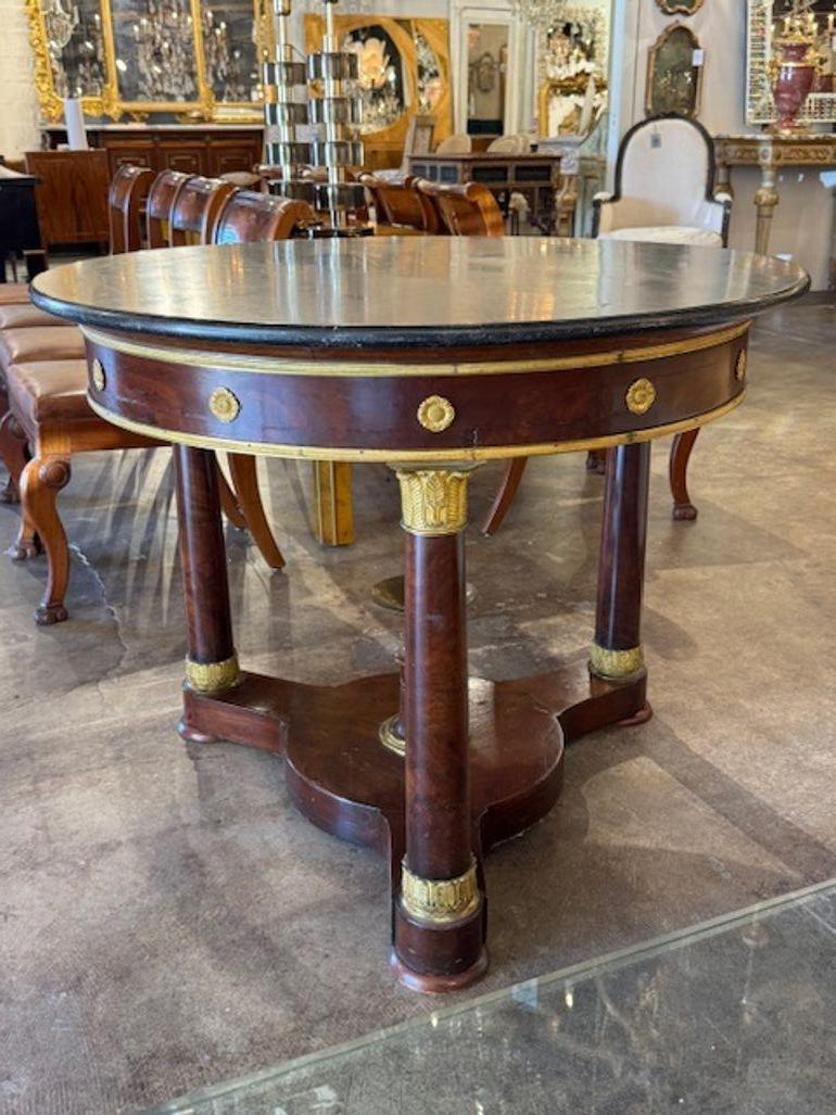 Table en acajou de style Empire français du XIXe siècle avec plateau en marbre en vente 3