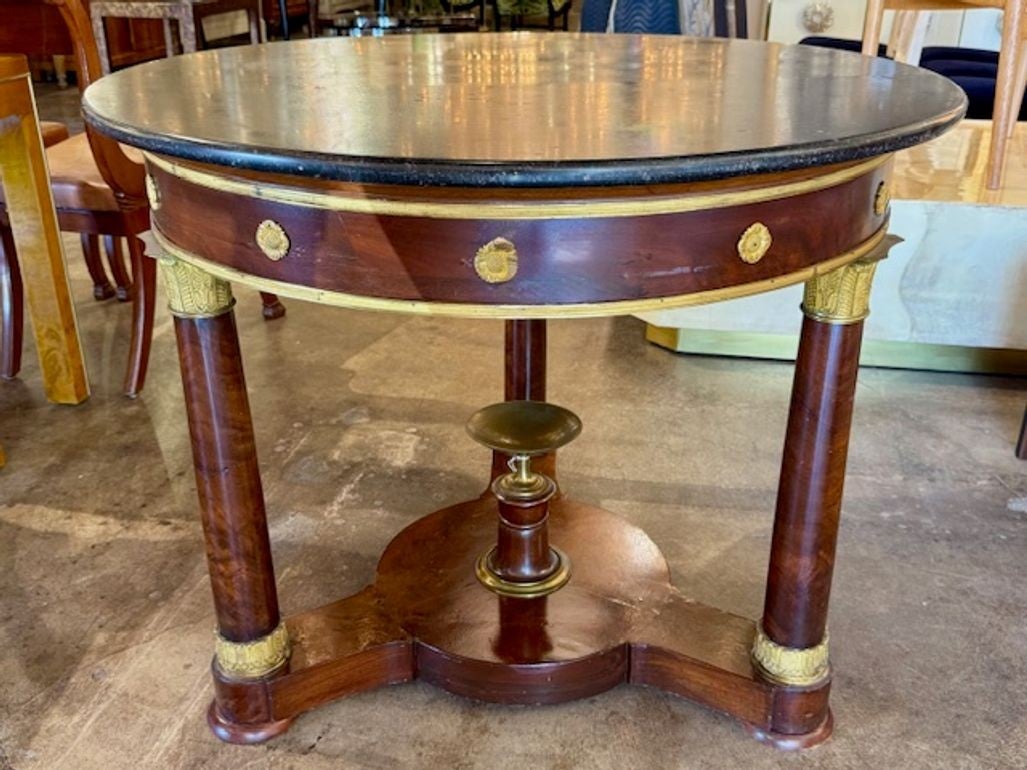 Table en acajou de style Empire français du XIXe siècle avec plateau en marbre en vente