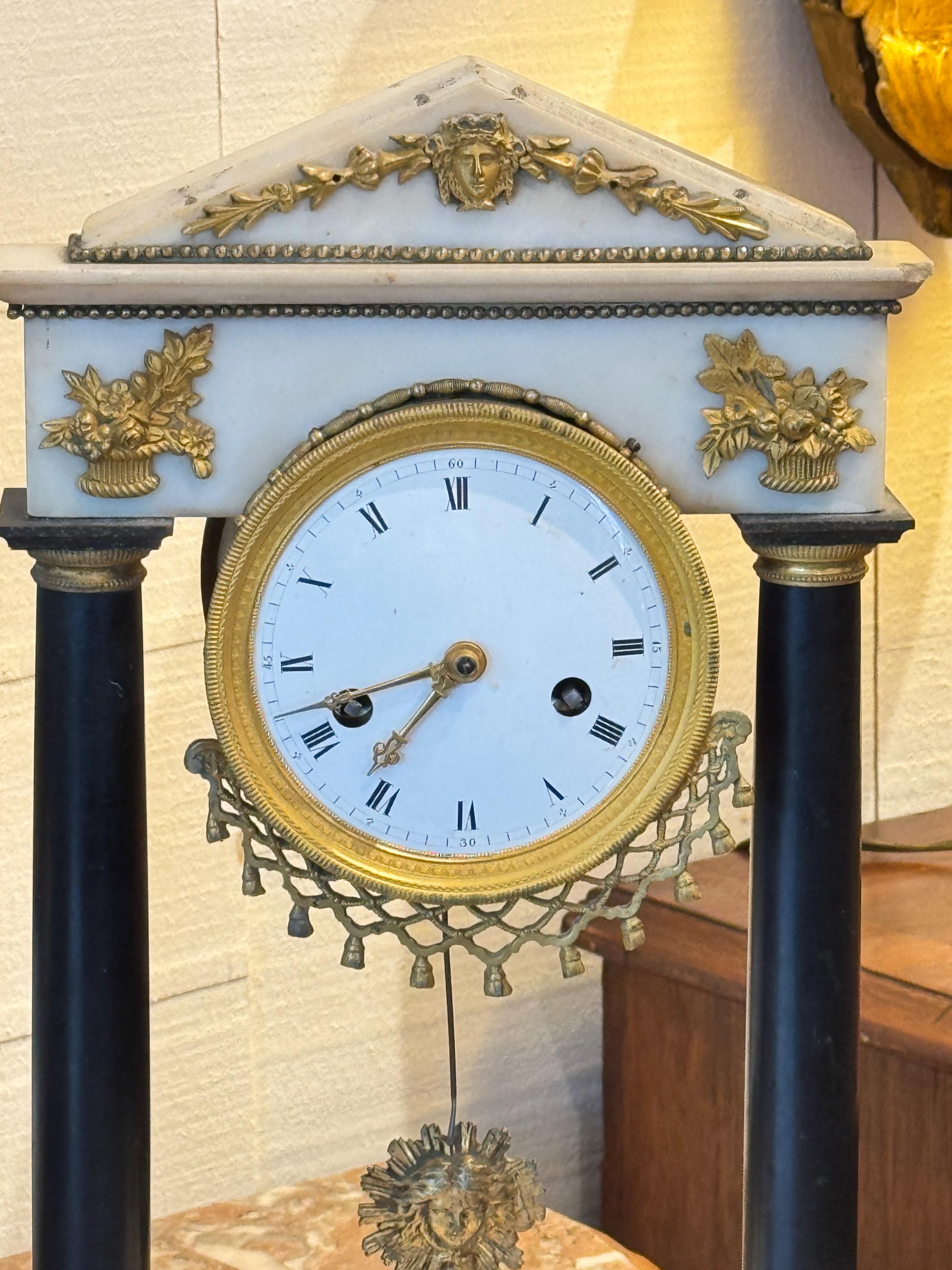Francese Orologio da tavolo in stile impero francese del XIX secolo con montature in ormolu in vendita