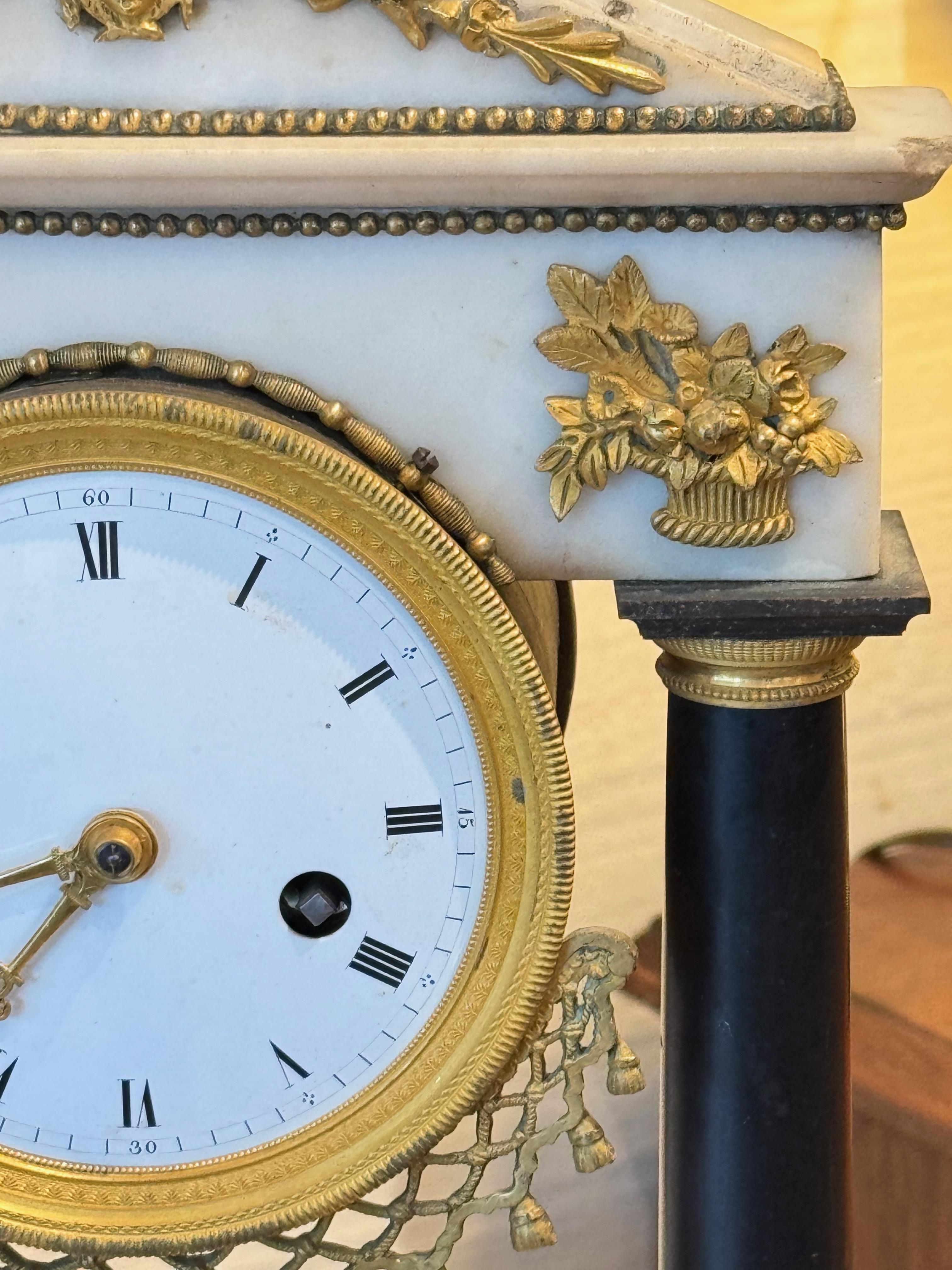 Metallo Orologio da tavolo in stile impero francese del XIX secolo con montature in ormolu in vendita