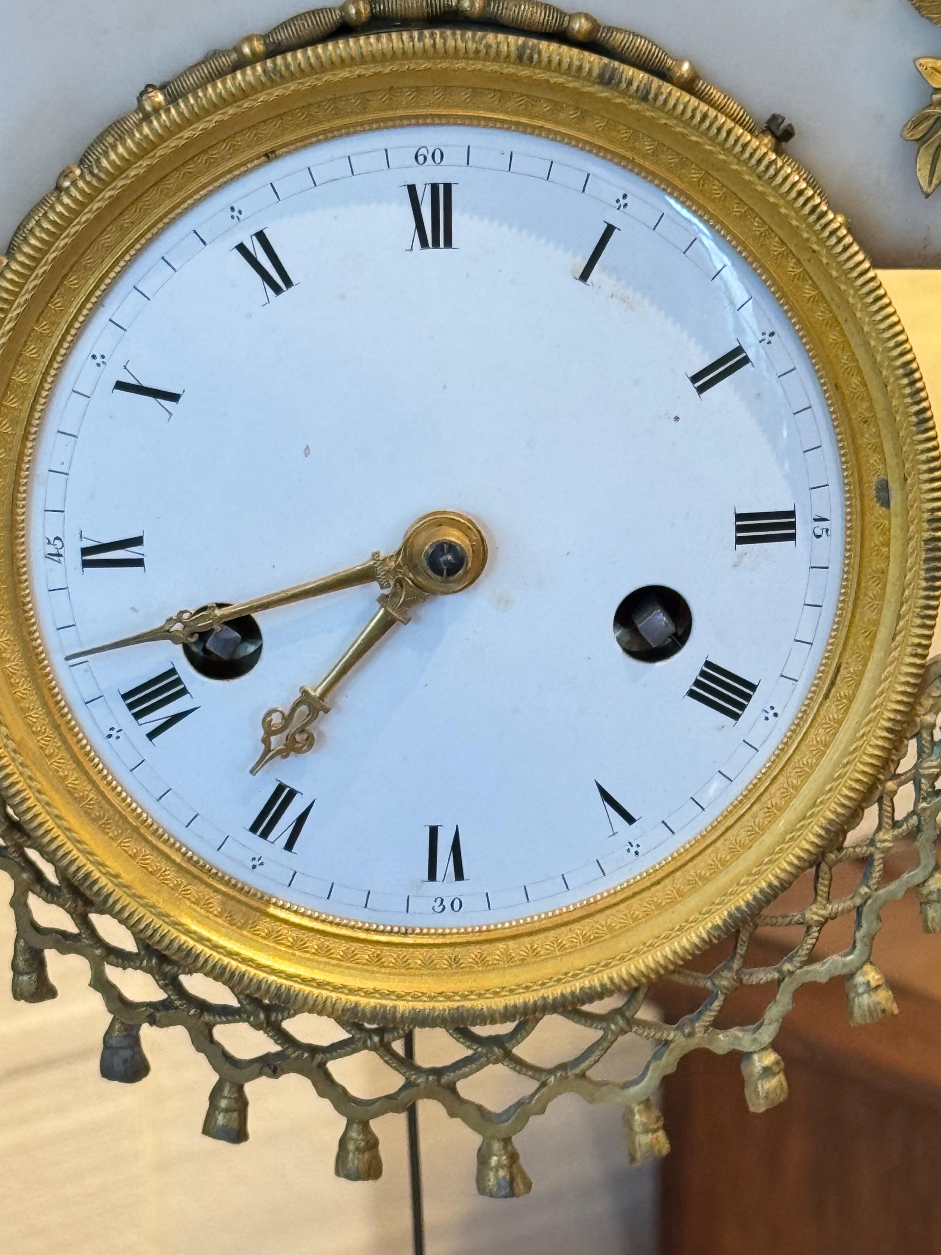 Orologio da tavolo in stile impero francese del XIX secolo con montature in ormolu in vendita 1