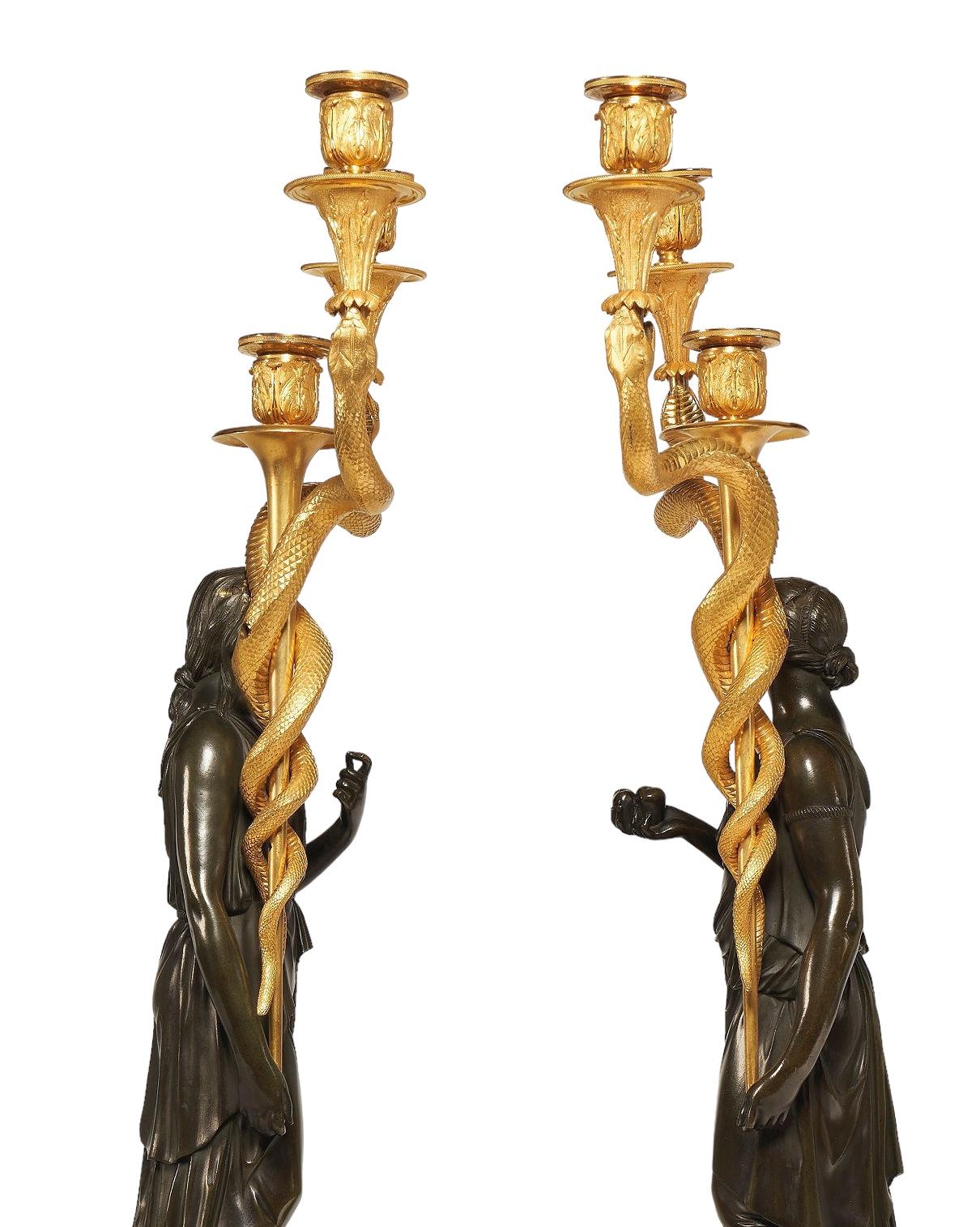 Figurale Kandelaber im französischen Empire-Stil des 19. Jahrhunderts aus Goldbronze und patinierter Bronze (Vergoldet) im Angebot