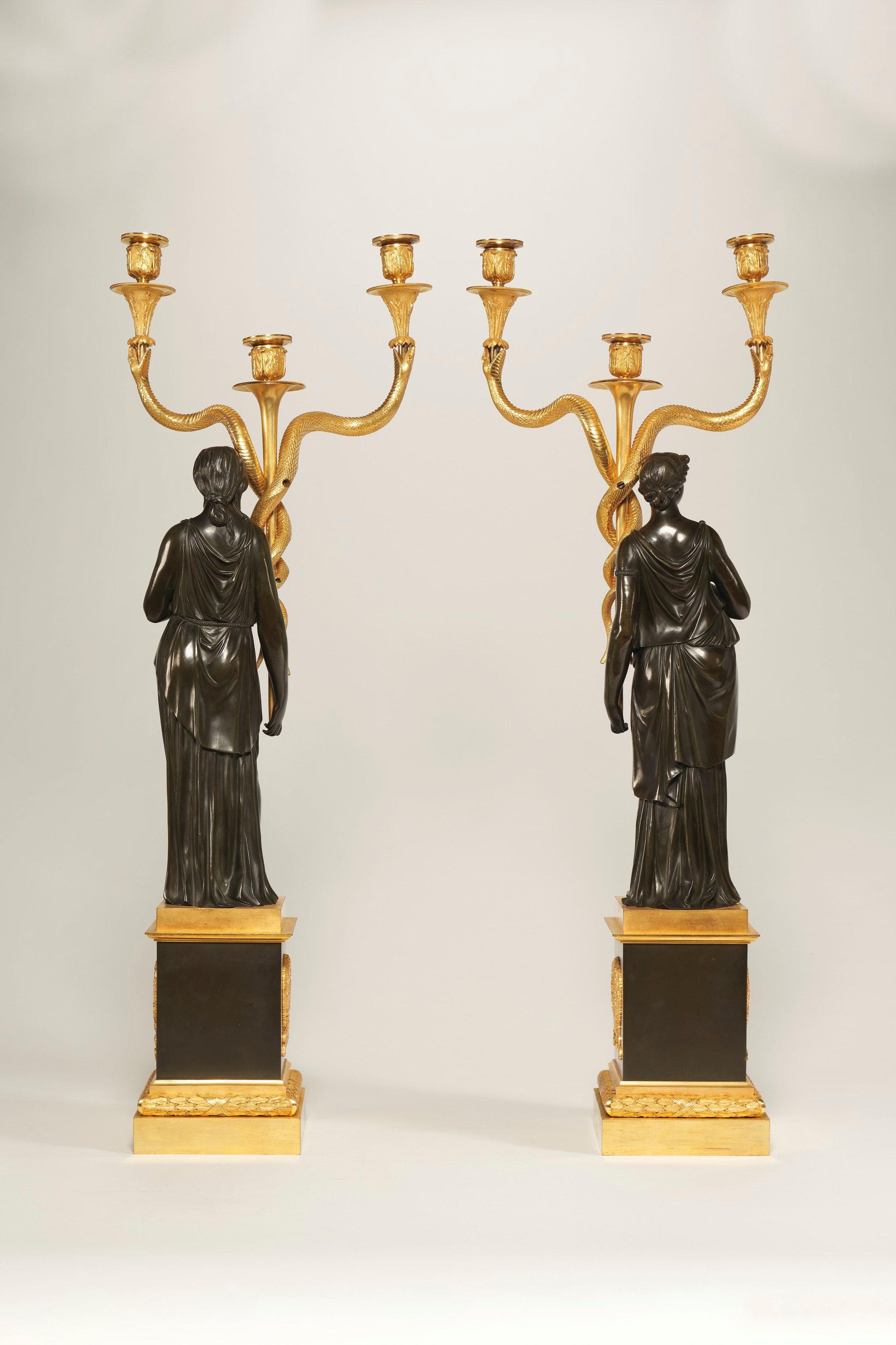 Figurale Kandelaber im französischen Empire-Stil des 19. Jahrhunderts aus Goldbronze und patinierter Bronze im Zustand „Gut“ im Angebot in New York, US