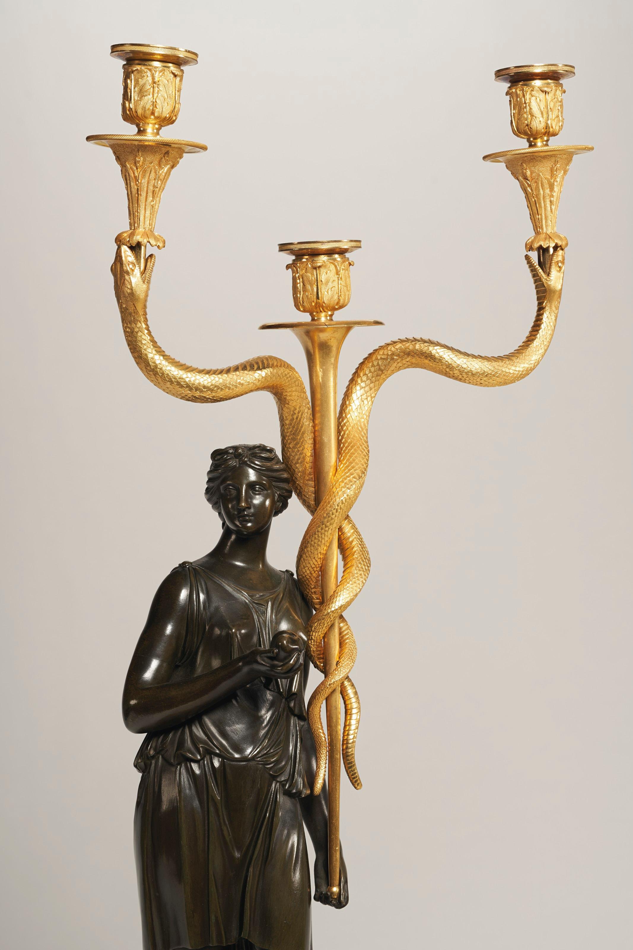 Figurale Kandelaber im französischen Empire-Stil des 19. Jahrhunderts aus Goldbronze und patinierter Bronze im Angebot 1