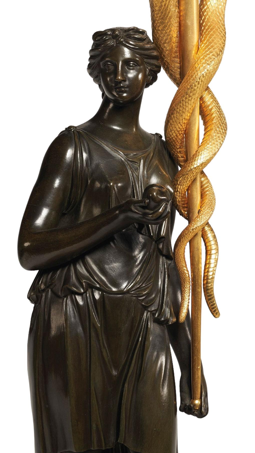 Figurale Kandelaber im französischen Empire-Stil des 19. Jahrhunderts aus Goldbronze und patinierter Bronze im Angebot 2