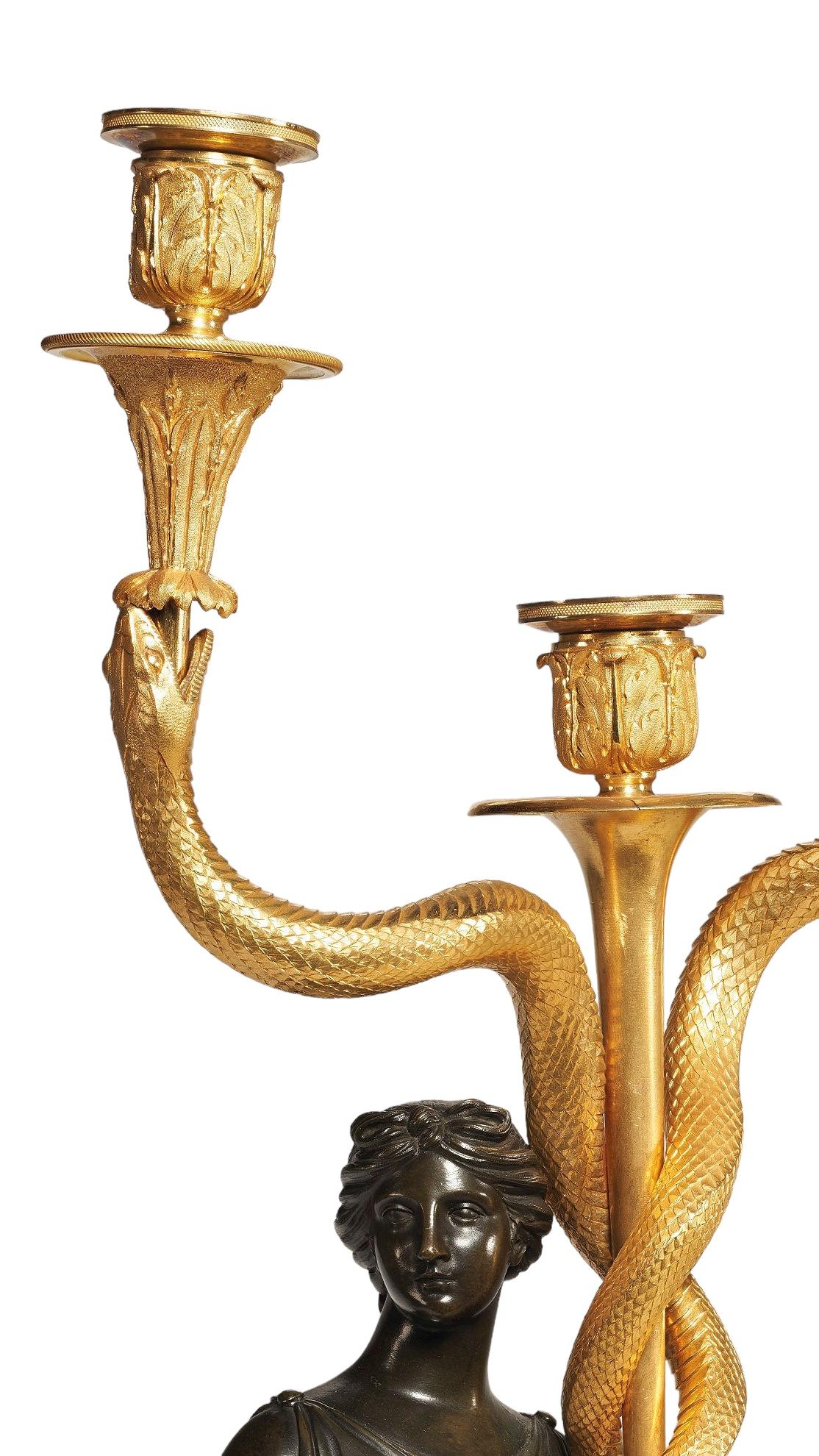 Figurale Kandelaber im französischen Empire-Stil des 19. Jahrhunderts aus Goldbronze und patinierter Bronze im Angebot 3