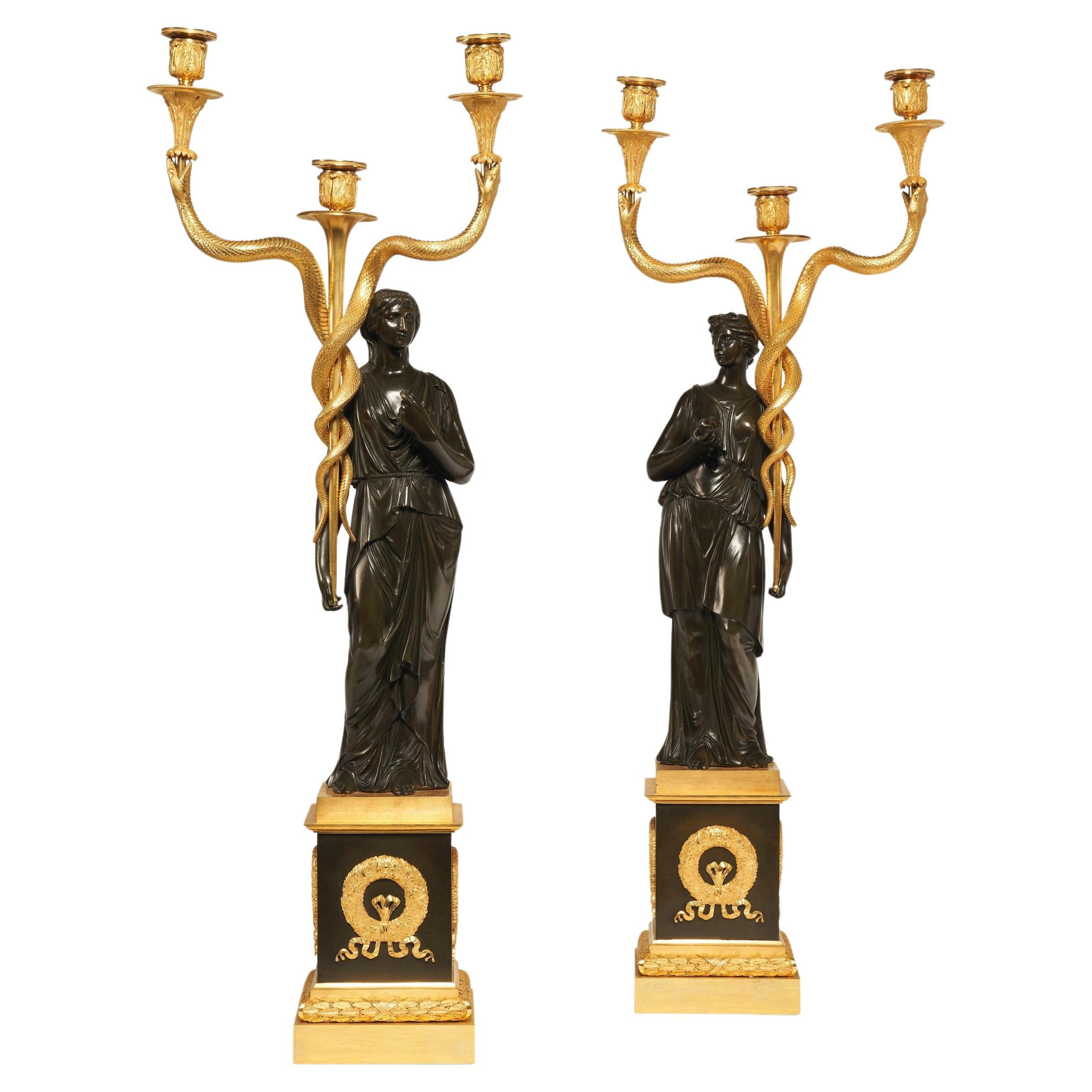 Figurale Kandelaber im französischen Empire-Stil des 19. Jahrhunderts aus Goldbronze und patinierter Bronze im Angebot