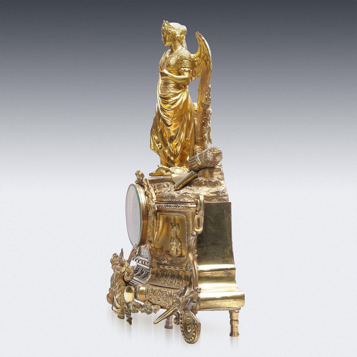Kaminuhr aus Goldbronze und Bronze im französischen Empire-Stil des 19. Jahrhunderts, um 1870 (Französisch) im Angebot