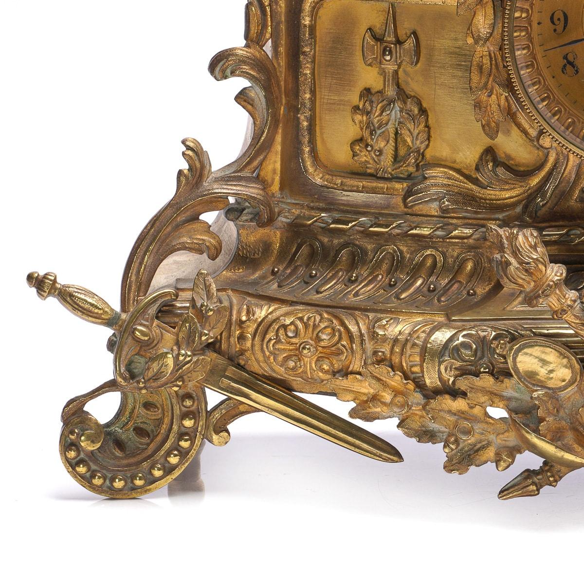 Kaminuhr aus Goldbronze und Bronze im französischen Empire-Stil des 19. Jahrhunderts, um 1870 im Angebot 2