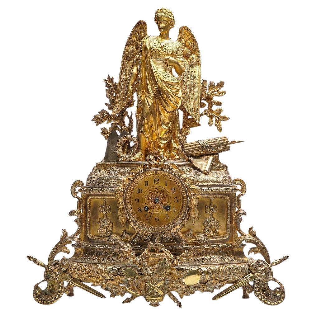 Kaminuhr aus Goldbronze und Bronze im französischen Empire-Stil des 19. Jahrhunderts, um 1870 im Angebot