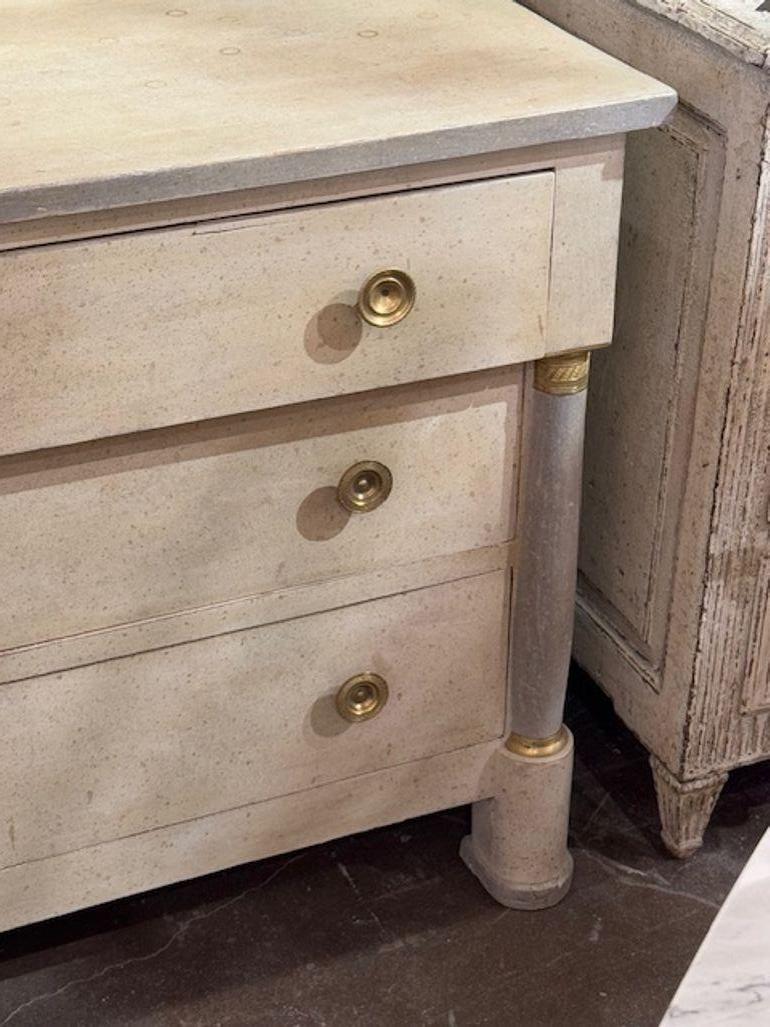 Eleva i tuoi interni con la grandiosità della Commode dipinta in stile French Empire del XIX secolo, un vero pezzo d'antiquariato che emana un'eleganza senza tempo. Il suo design, splendidamente realizzato, è caratterizzato da dettagli intricati che
