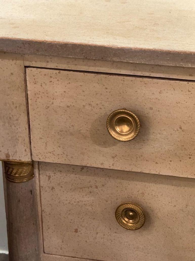 Francese Commode dipinta in stile impero francese del XIX secolo in vendita